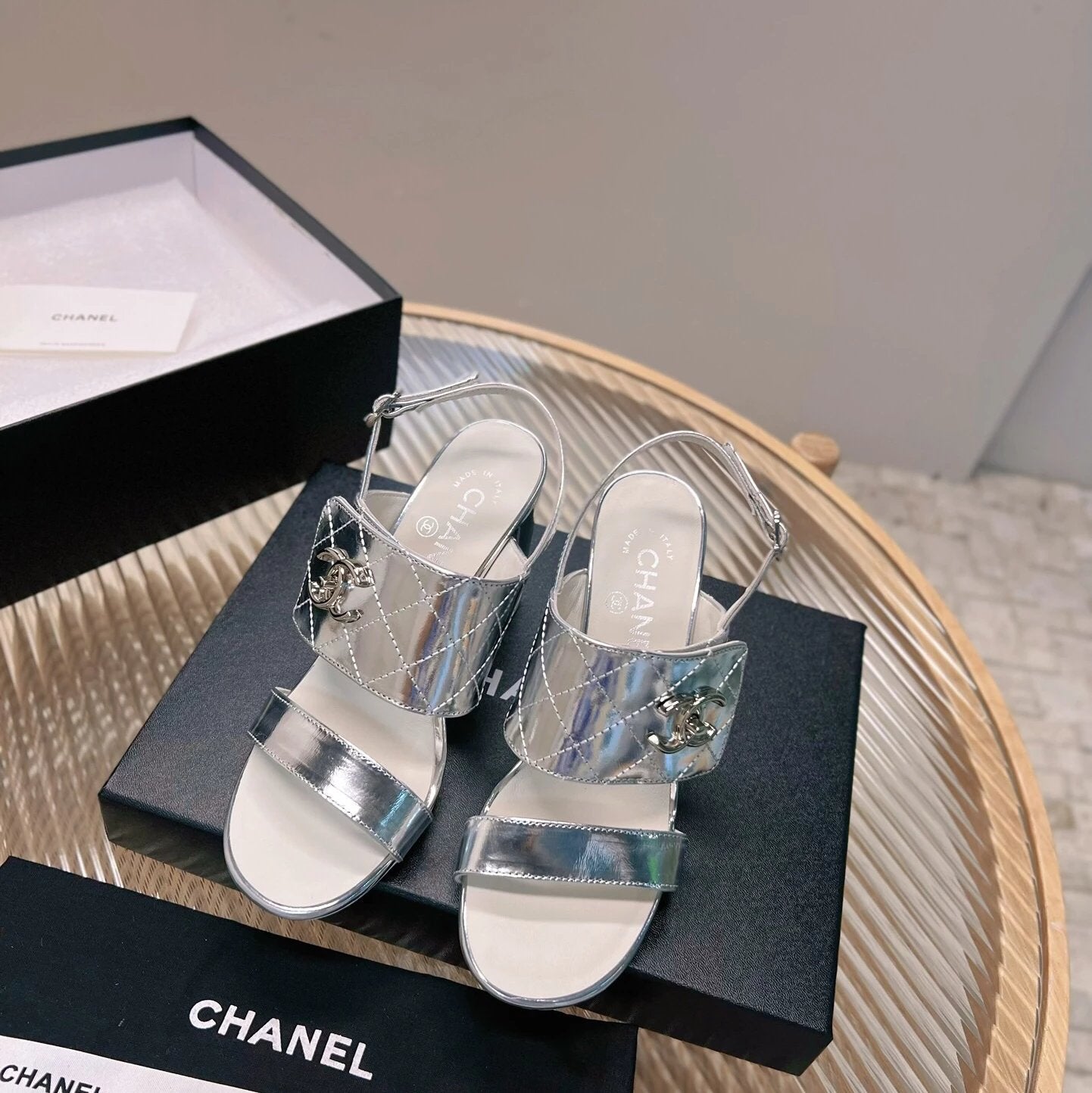 Chanel Shoes Spring/Summer New Classic Rhombus High Heel Sandals
Material Worker:Artistic Lamb Leather Stitching Patent Leather Lining Is Sheepskin Material Super Soft Very Soft Comfortable Italy A Grade Dyed Transparent Leather Outsole➕Post-Electric Plat
