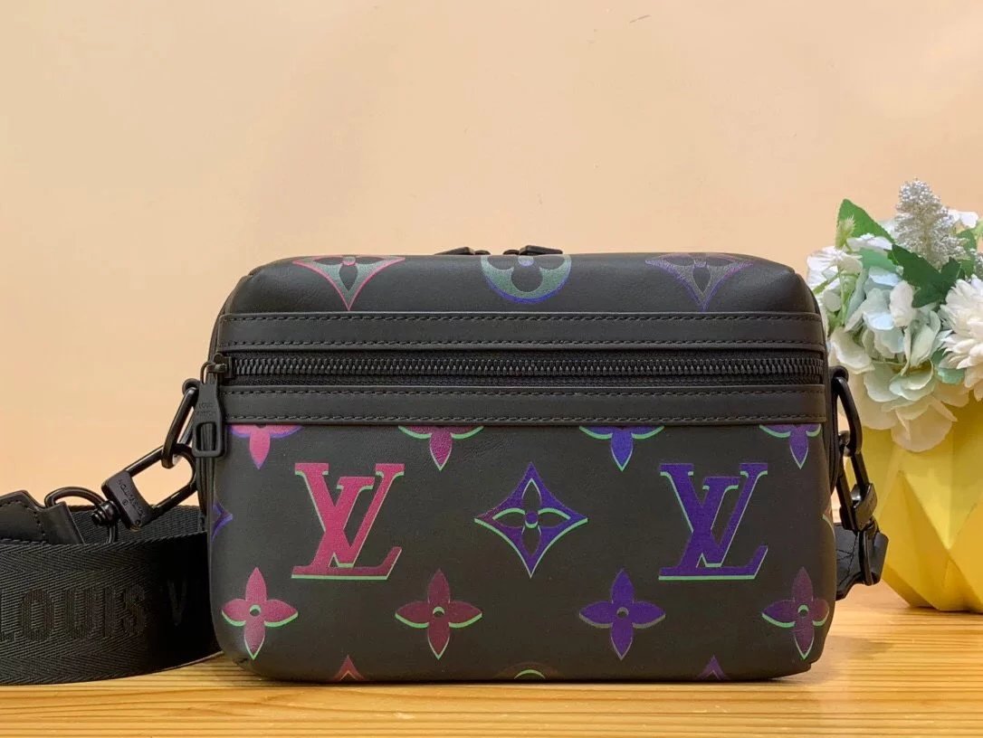 Louis Vuitton LV Men's Bag Top version 【】M22495Black Full Leather COMET Small Size Postman Men's Bag Colorful Gradient Men's and Women's Shoulder Messenger Bag