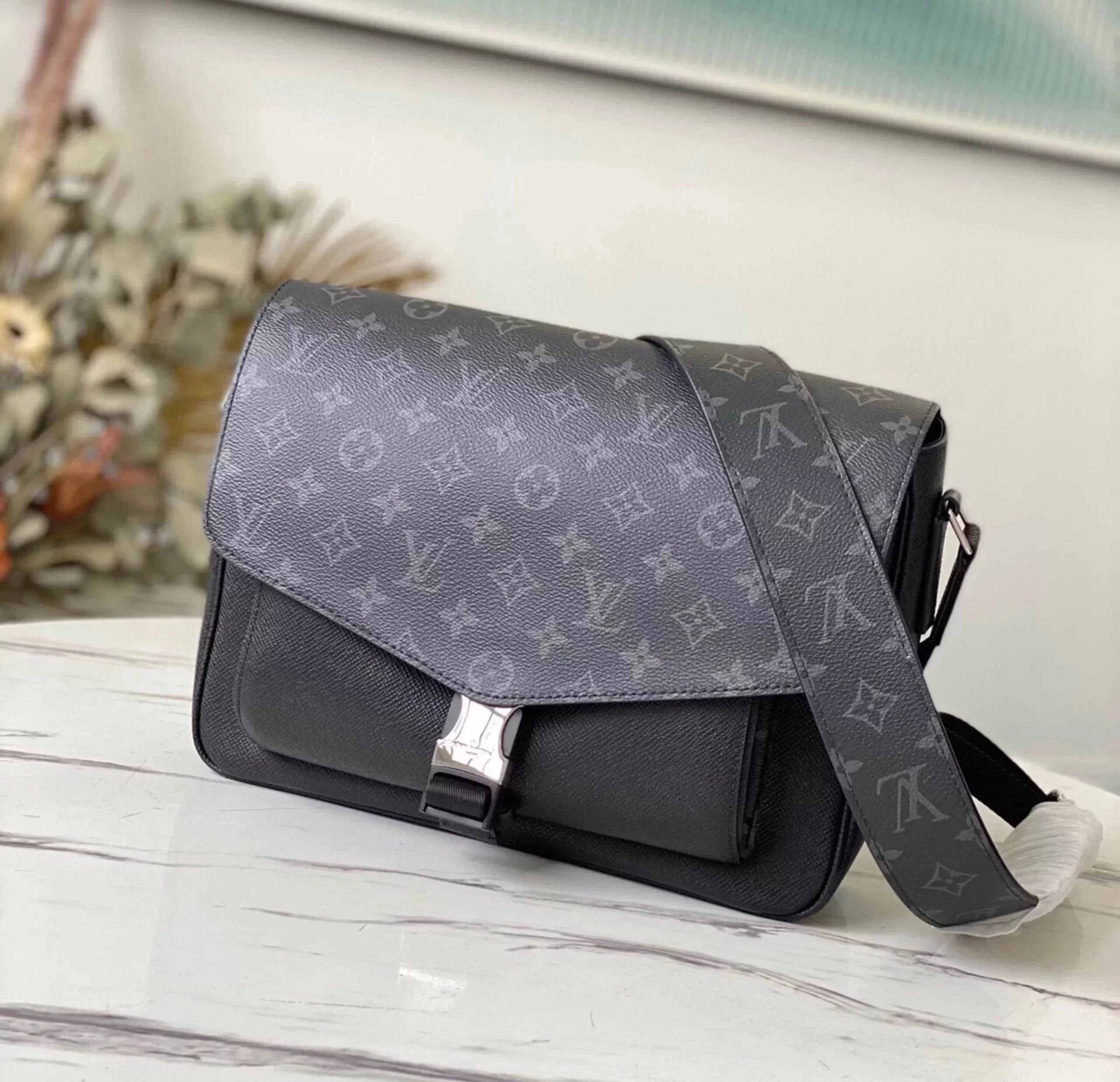 Louis Vuitton LV Men's Bag Premium Product M30746Brand New Appearance Taigarama Series Single Buckle Release Buckle Flip Men's Bag2021The Latest Model Uses Soft Imported Cowhide Leather and Canvas to Shape the Filling Space. Open Spring Fastener, the Spac