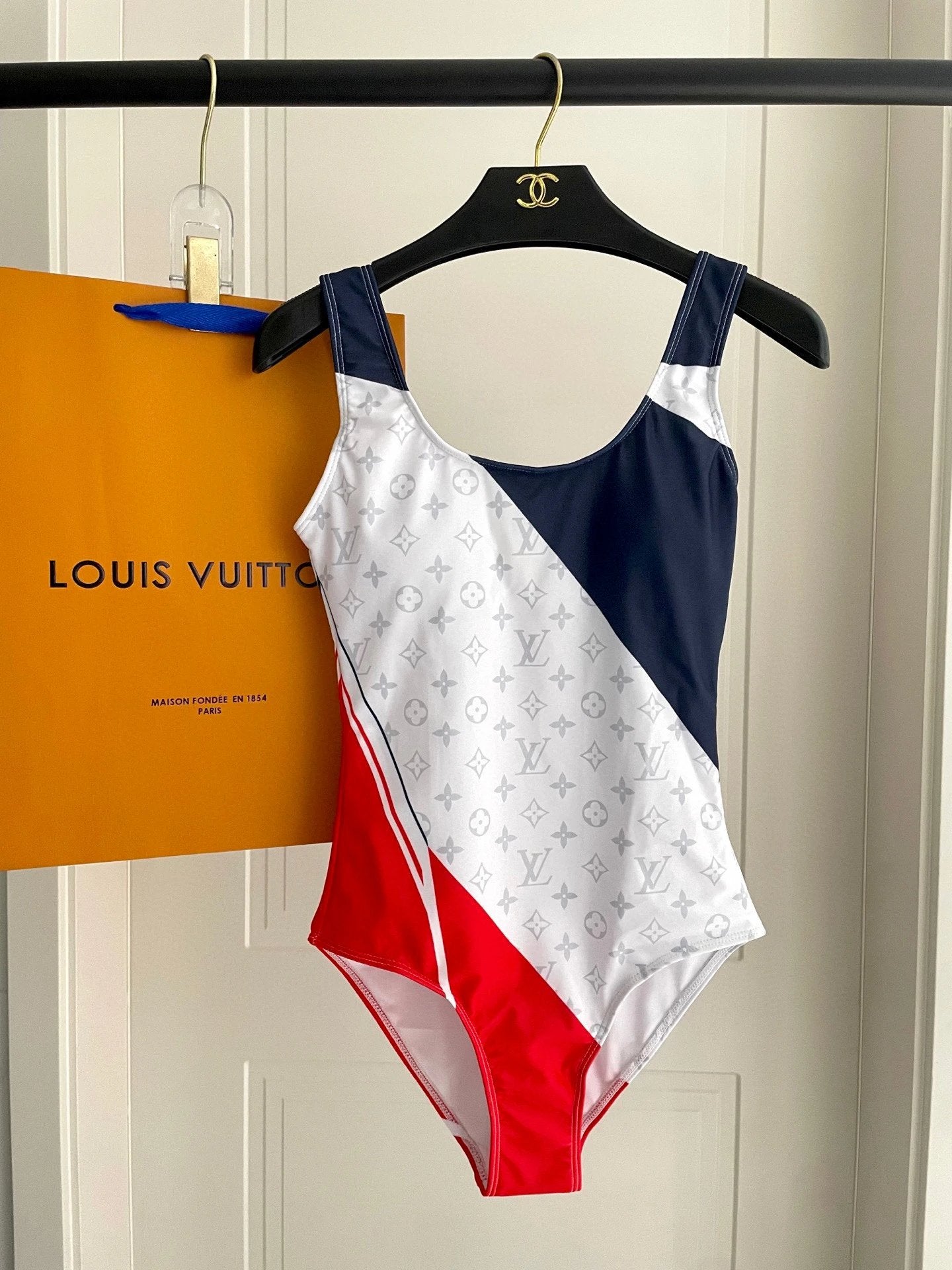 Louis Vuitton LV Swimsuit Full Print Vintage Floral One-Piece Bikini Swimsuit Sexy Backless White Small Chest Gathered Beach Pool Women's Swimwear Vacation Hot Spring