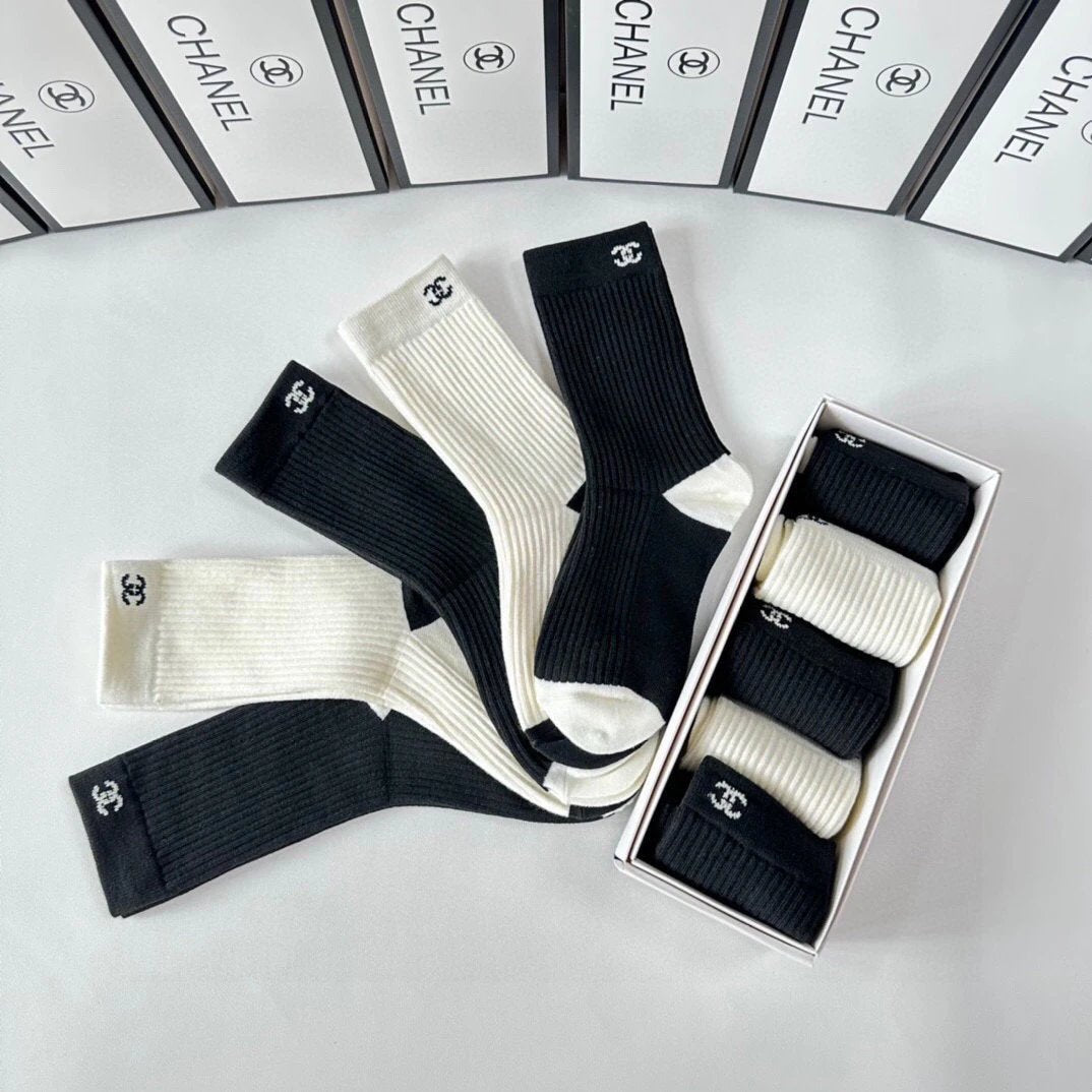 Chanel Sock Casual Socks High Quality Fashion Fashion Brand with Packaging
New Classic Combed Cotton Mid-Length Bunching Socks Socks!Five Pairs Per Box,Counter Synchronous Tube Socks,Big Brand out of the Street,The Hipster Must Be Super Good