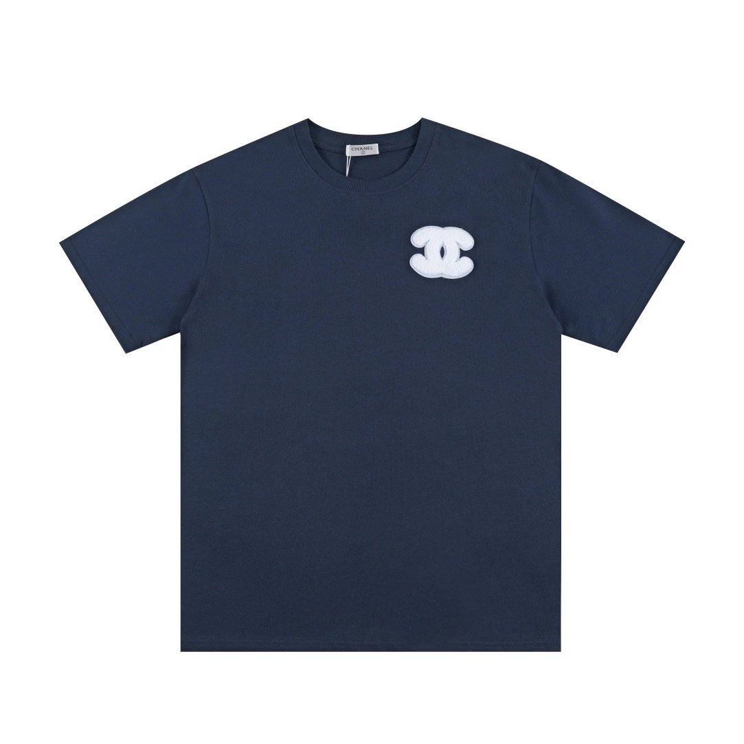 Chanel T-shirt Double c Towel Embroidery Dark Blue T T-shirt
Woven Reactive Black Double Yarn Pure Cotton Fabric!Towel Embroidery Process、Adopt280Gram32S Double Yarn Fabric,Skin-Friendly Touch with Softness and Comfort,Excellent Air Permeability!The Fabri