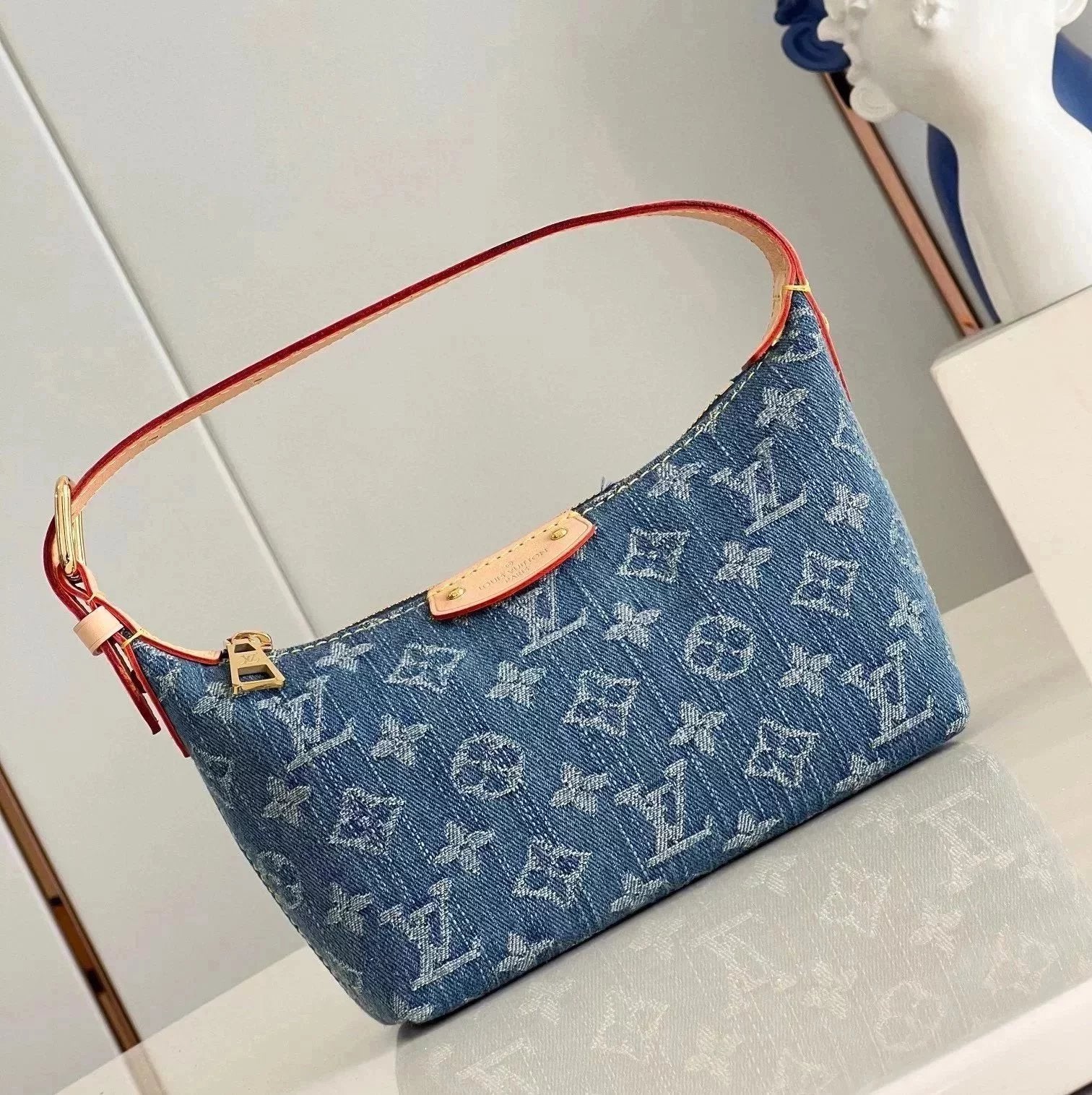 Louis Vuitton LV Women's Bag 2024Popular Retro Denim Denim Series Women's Bag Collection Onthego Tote Bag Shopping Bag Mummy Bag Shoulder Crossbody Bag HighRise Waist Bag Venice Backpack Backpack Schoolbag HillsPochette Underarm Bag Hand-Carrying Bag Carr