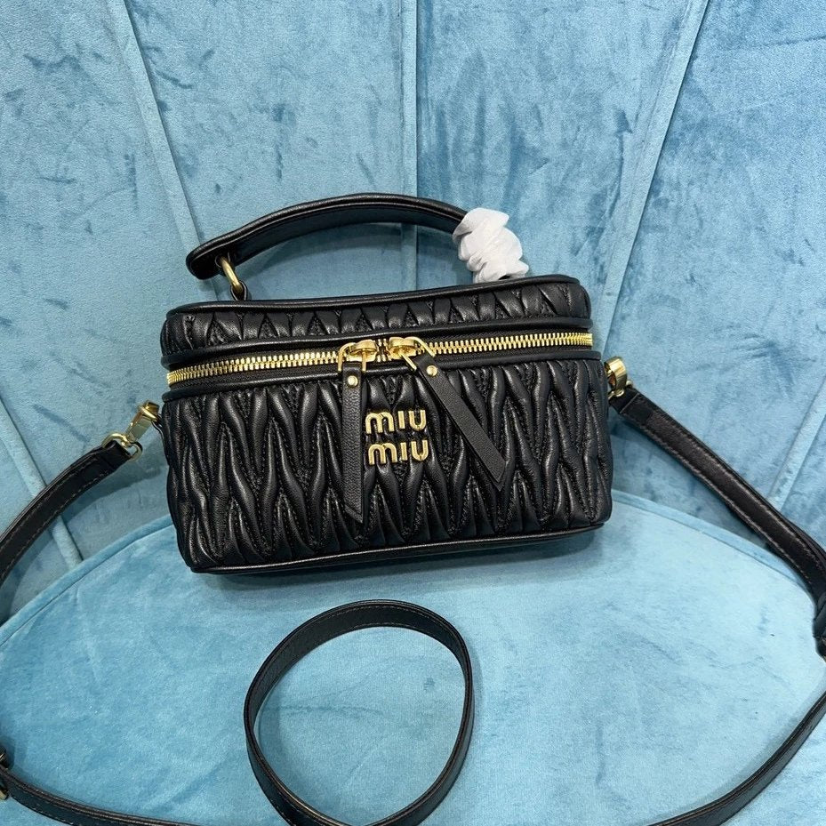 Miu Miu Bag Top version Version Surrogate Shopping Quality2023Winter New5BH226Cosmetic Bag Handbag,Classic Brand Signature of Imported Lambskin Matelasse Textured Embroidered Shoulder Crossbody Women's Bag Handbag Bento Box