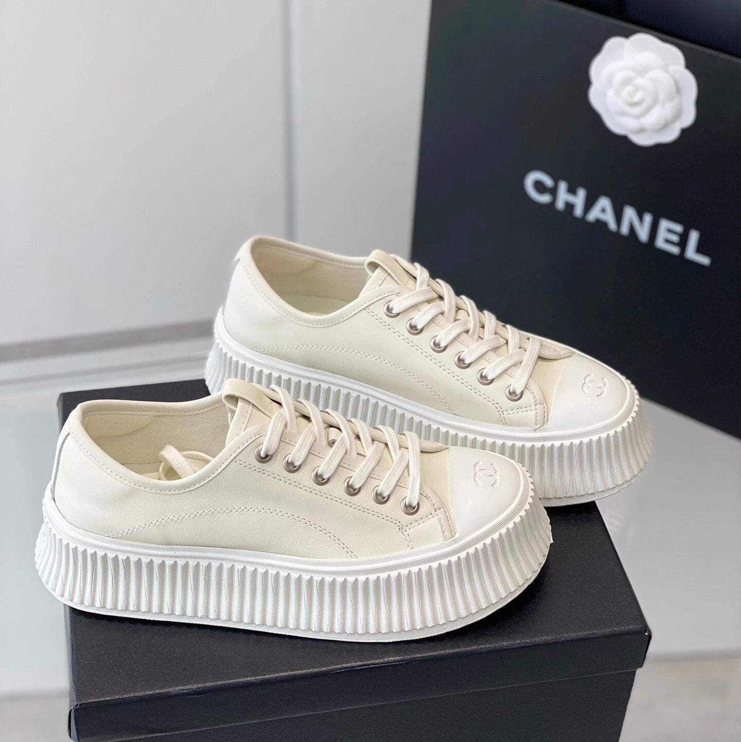 Chanel Shoes Leather Surface Burst Single Biscuit Shape Shoes l Thick Bottom Muffin Canvas Shoes!
Recommended❗️Vamp Imported Canvas Casual and Versatile Platform Height Increasing Insole5cm Sheepskin Plastic Footpad Original PTU Rubber Combination Outsole