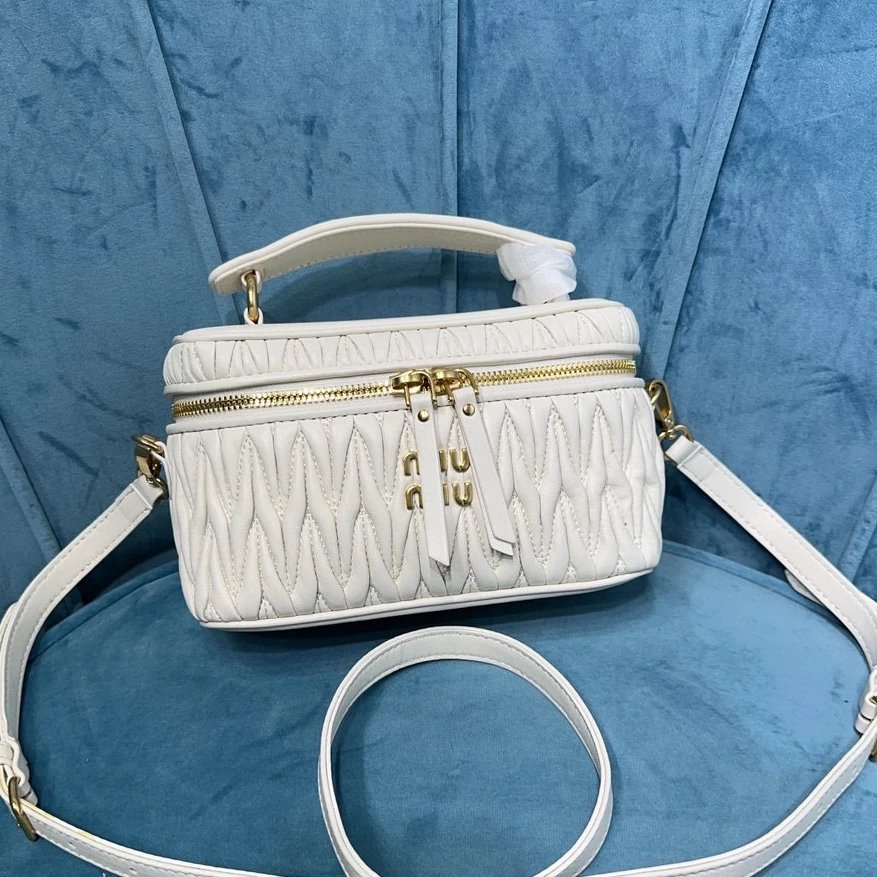 Miu Miu Bag Top version Version Surrogate Shopping Quality2023Winter New5BH226Cosmetic Bag Handbag,Classic Brand Signature of Imported Lambskin Matelasse Textured Embroidered Shoulder Crossbody Women's Bag Handbag Bento Box