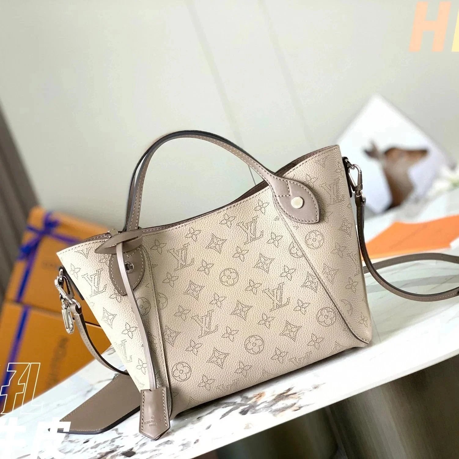 Louis Vuitton LV Women's Bag Top version New Hollow Perforated Women's Bag Fashion Leather Shopping Bag HINA Small Size Handbag Portable Shoulder Bag First Layer Cowhide Messenger Bag Two Back Bucket Bag M54353/M54351