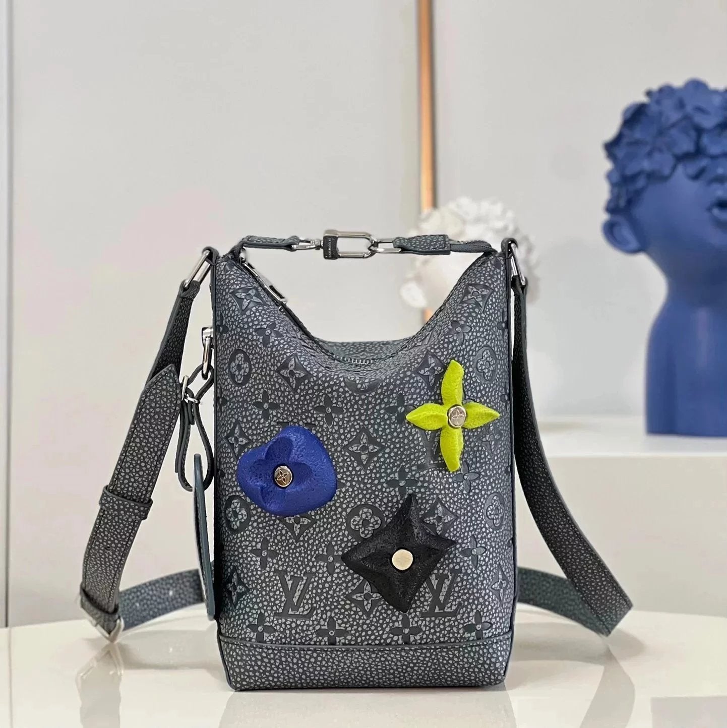 Louis Vuitton LV Women's Bag Top version M208752022New HoboCruiser Rock Climbing Bucket Bag Bucket Bag Calfskin Shoulder Messenger Handbag Men's and Women's Bags Flower Rock Climbing Bucket Bag