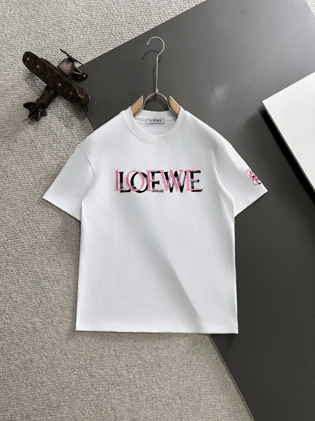 LOEWE T-shirt High-density Overlapping Letter Embroidery on the Chest logo round Neck Short Sleeve25ss New pure cotton T Unisex T-Shirt OS Loose Fit Base Shirt Top Half Sleeve T-Shirt