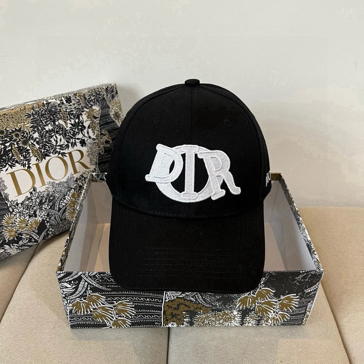 Dior Hat Letter Patch Embroidery logo Baseball Cap Sunshade Sun Protection Duckbill Cap Large Head Circumference Slimming Face Curved Brim Versatile Sports Hat for Men and Women Couples Same Style