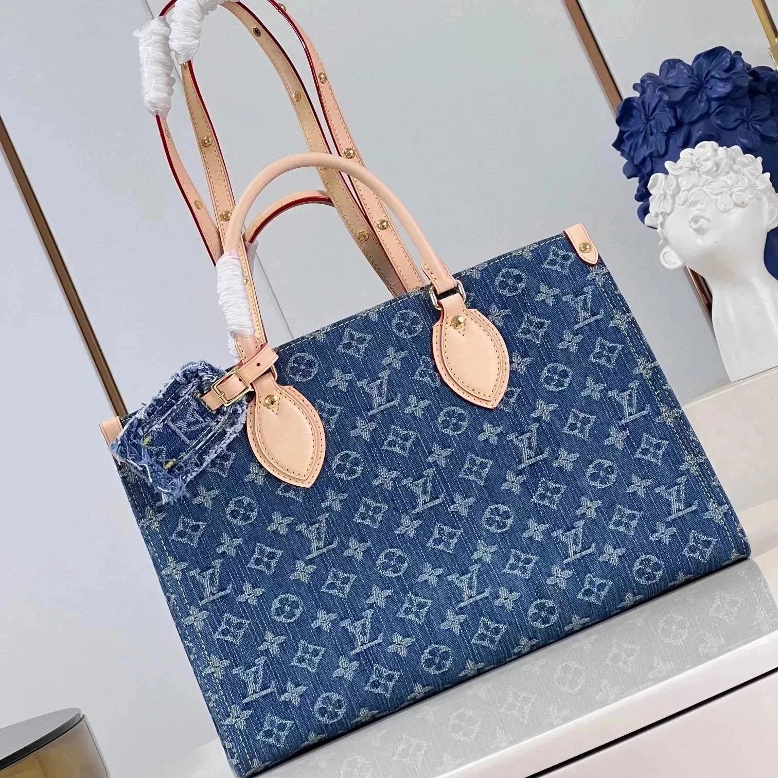 Louis Vuitton LV Women's Bag 2024Popular Retro Denim Denim Series Women's Bag Collection Onthego Tote Bag Shopping Bag Mummy Bag Shoulder Crossbody Bag HighRise Waist Bag Venice Backpack Backpack Schoolbag HillsPochette Underarm Bag Hand-Carrying Bag Carr