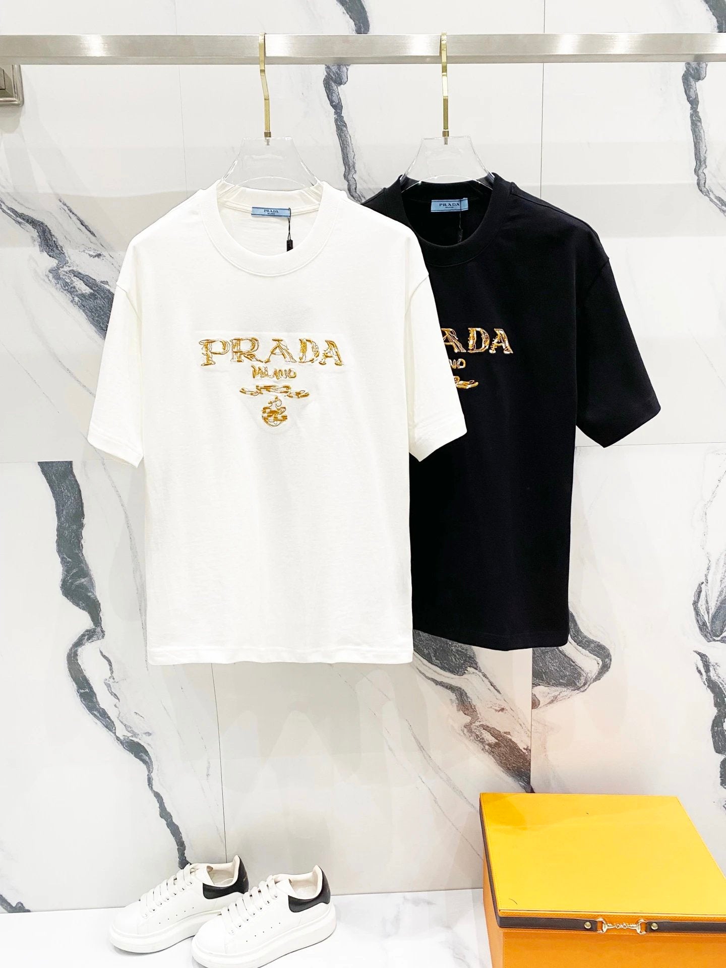 PRADA T-shirt Chest Brand Letter Embroidery logo round Neck Short Sleeve25ss New pure cotton T Unisex T-Shirt OS Drop Shoulder Loose Fit Base Shirt Top T-Shirt Short Sleeve