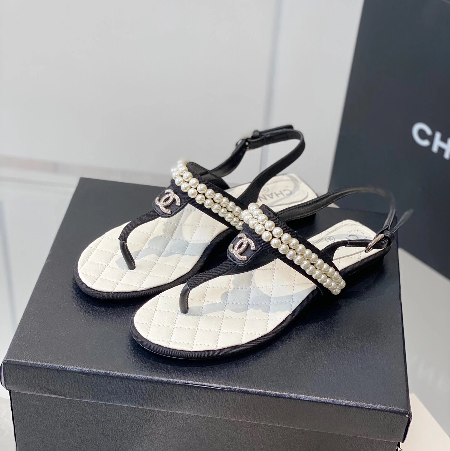 Chanel Shoes Early Spring New Flip-Flops Pearl Sandals!
Latest Version,Sandals with Lasting Charm~The Original Development Supports Any Market Comparison.,The So-Called Smooth Lines Naturally Restore the Original Appearance
The Upper Foot Is Super Comfort