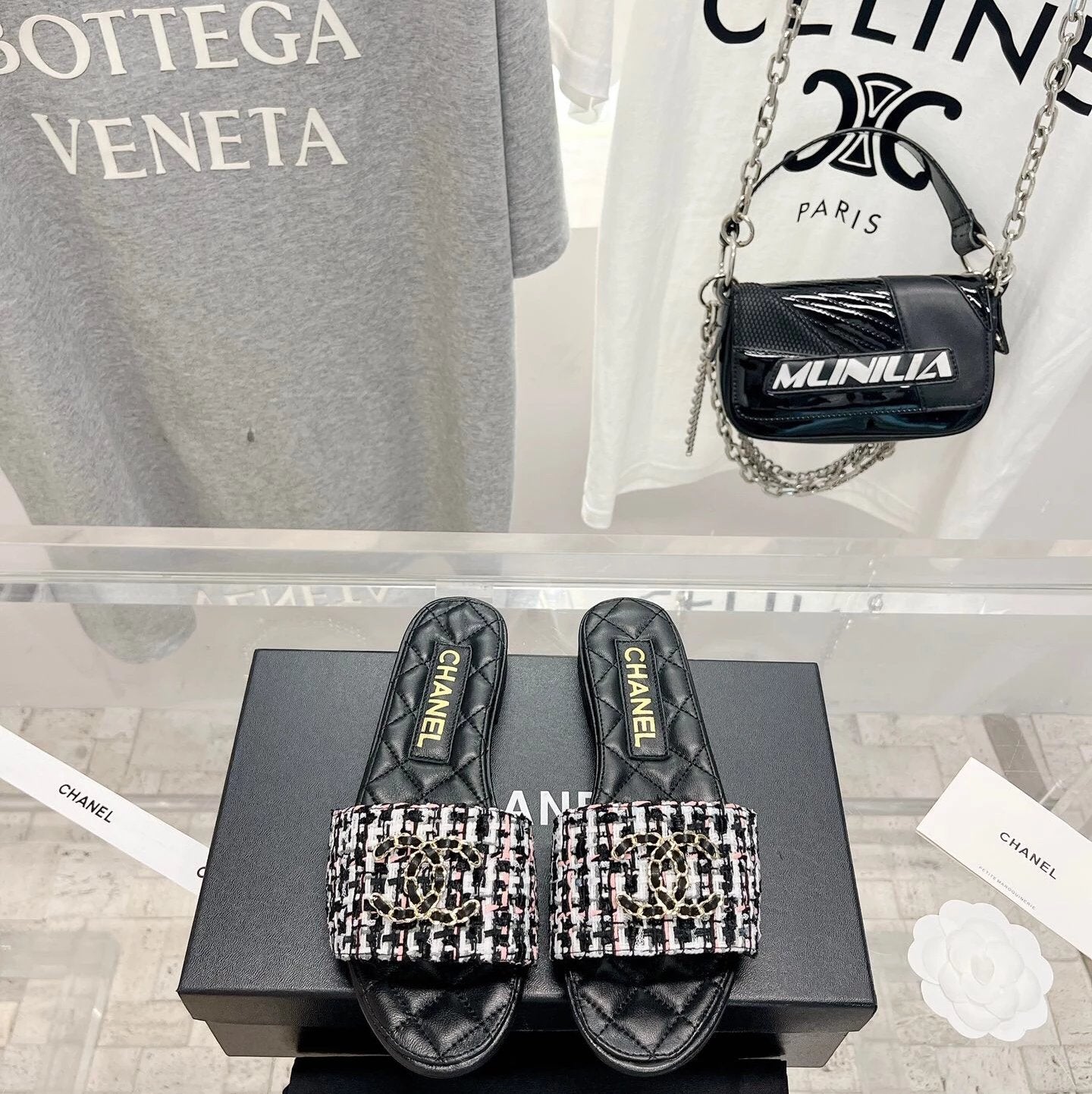 Chanel Shoes High Quality Counter New Mier Slippers
Temperament wild!High-End Quality,It Looks Super Nice on My Feet!
Vamp Woolen Material/Sheepskin Lining Pad
Exquisite Handmade Electric Embroidery
Classic Never out of Date.
Handmade Diamond Grid Stitchi