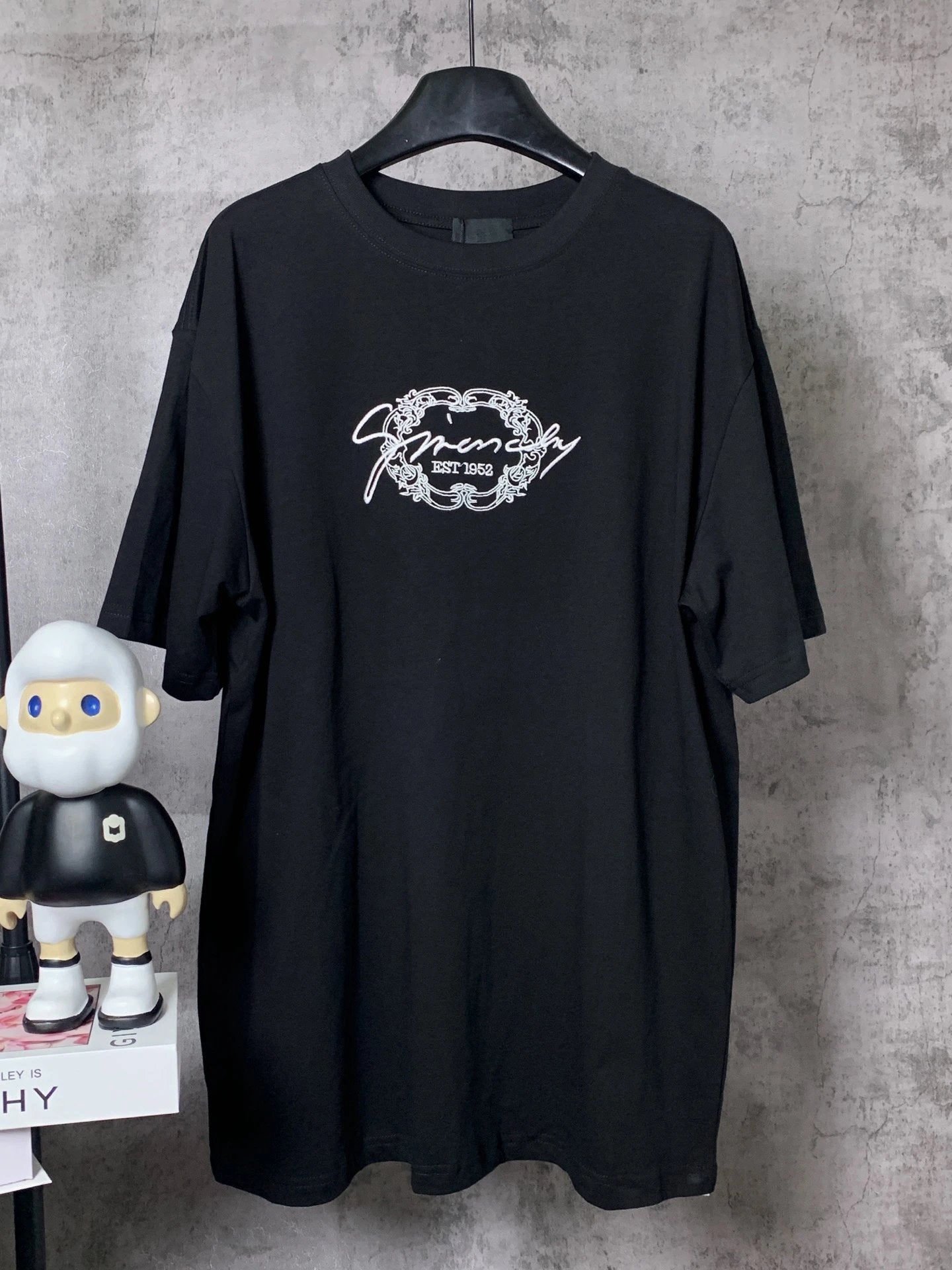 Givenchy T-shirt Chest Slogan Embroidery logo round Neck Short Sleeve25ss New Pure Cotton Unisex Style T Casual T-Shirt Base Layer Shirt OS Loose Fit Half Sleeve Top Plus Size