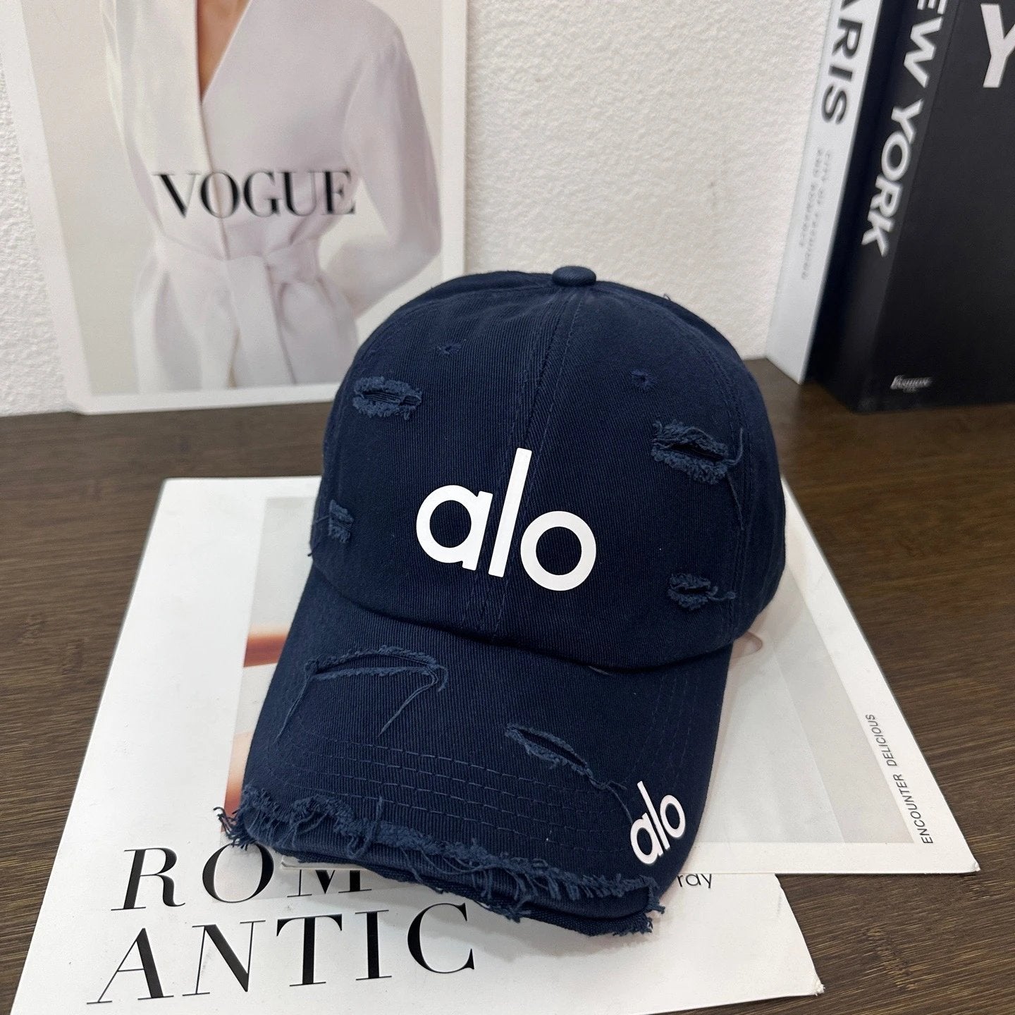 Alo Yoga Hat Classic Distressed Letters logo Baseball Cap Sunshade Sun Protection Duckbill Cap Large Head Circumference Slimming Face Curved Brim Versatile Sports Hat for Men and Women Couples Same Style
