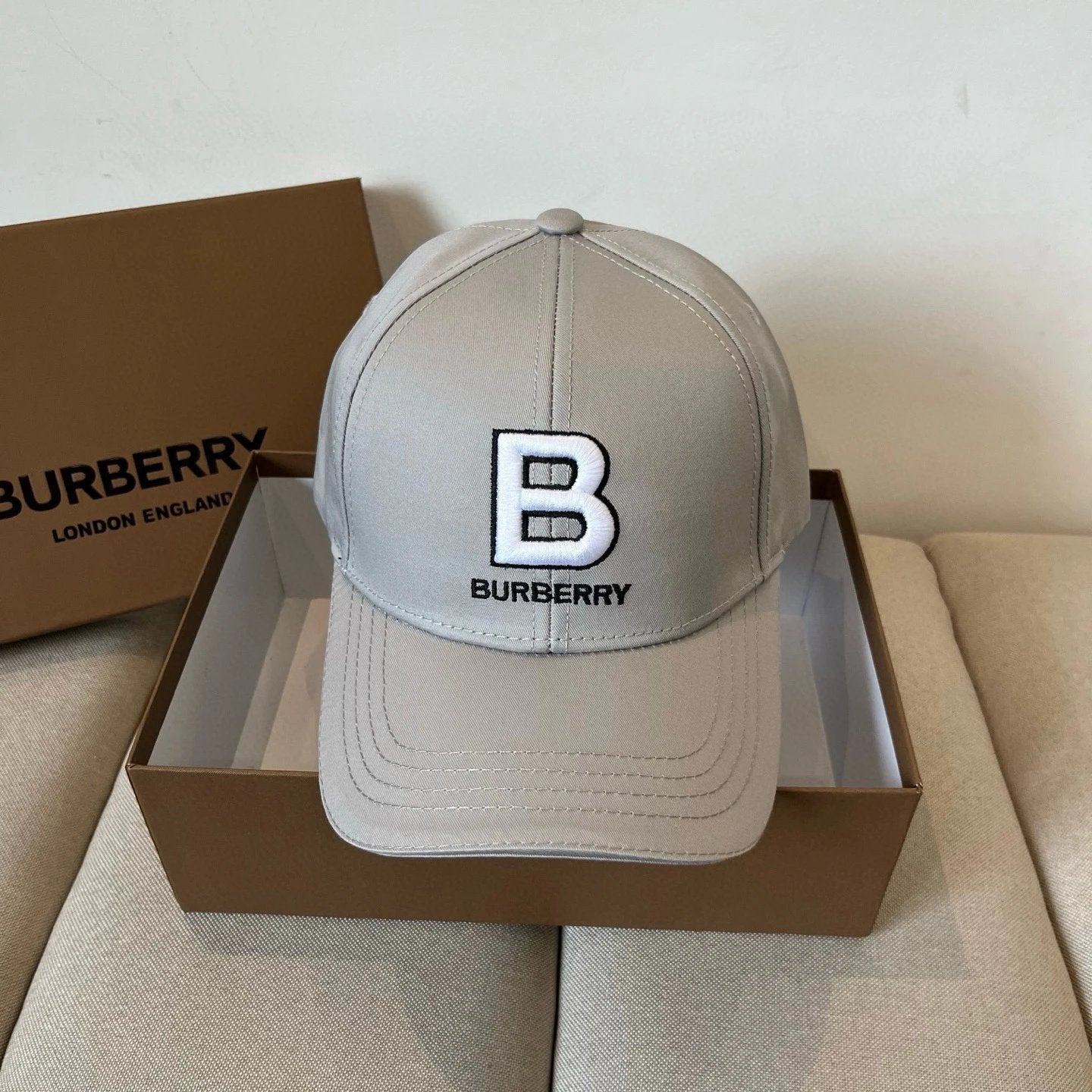 Burberry Hat Letters B Words logo Baseball Cap Sunshade Sun Protection Duckbill Cap Large Head Circumference Slimming Face Curved Brim Versatile Sports Hat for Men and Women Couples Same Style