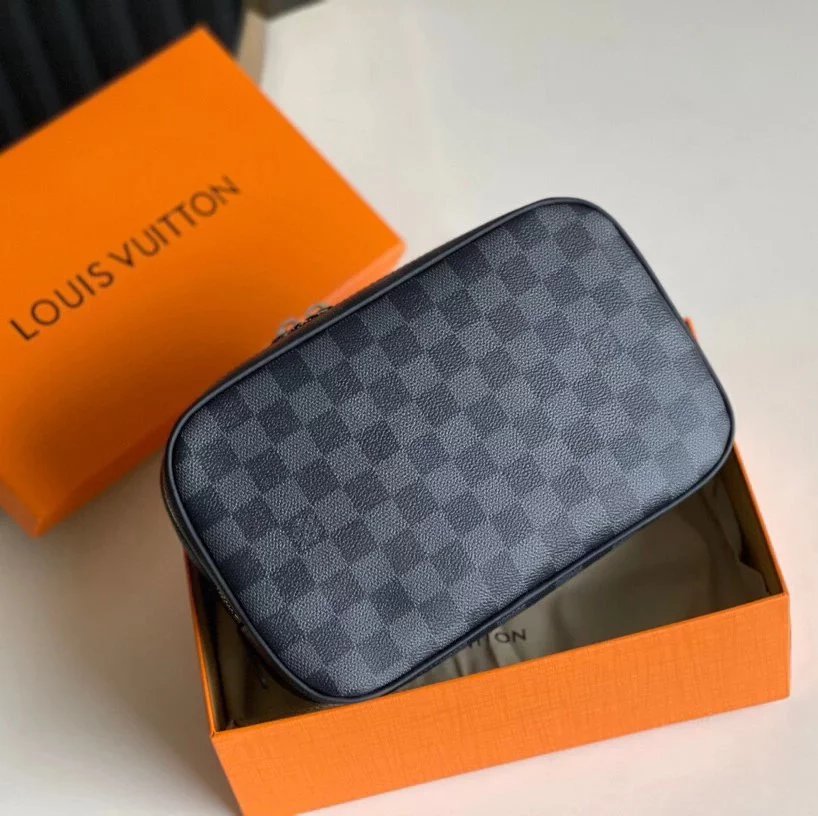 Louis Vuitton LV Wallets/Clutches Top version 【Exclusive Customization】M47522Classic Wash Bag This Small Size Toilet Bag Has a Generous Appearance and Sufficient Capacity Pure Steel Hardware Men's Clutch Mobile Phone Bag Storage Bag Cosmetic Bag Multifunc