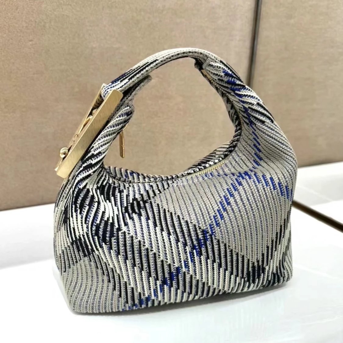 Burberry Women's Bag Top version Level Surrogate Shopping2024Summer New Clip Bag Italian Knitted Classic Plaid Self-Weight Light Imported Clothespin Style Hardware Hanging Buckle Engraved logo Women's Fashion Trendy Bags Lunch Box Bag Underarm Bag