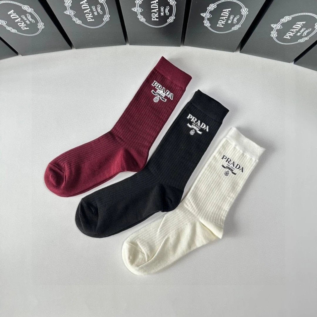 PRADA Sock 【A box of three pairs】Classic Letters logo Pure Cotton Mid-Calf Slouch Socks Breathable Fashionable25ss New Cotton Socks Spring Summer Autumn Thin Business Sports Casual Versatile Deodorant Sweat-Absorbing