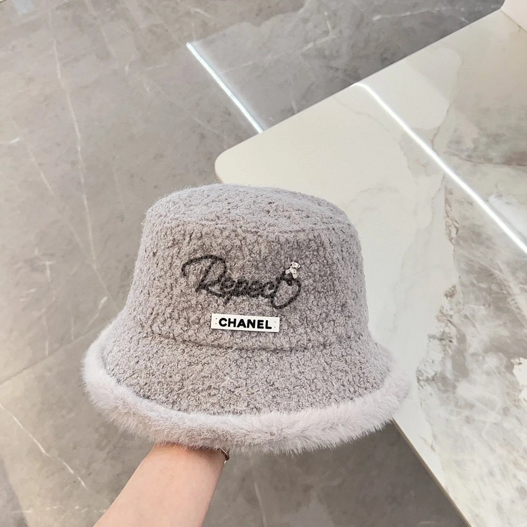 Chanel Hat Casual Hat High Quality Fashion Fashion Brand Autumn and Winter Style Embroidery Plush Fisherman Hat
Classic Versatile Casual~
