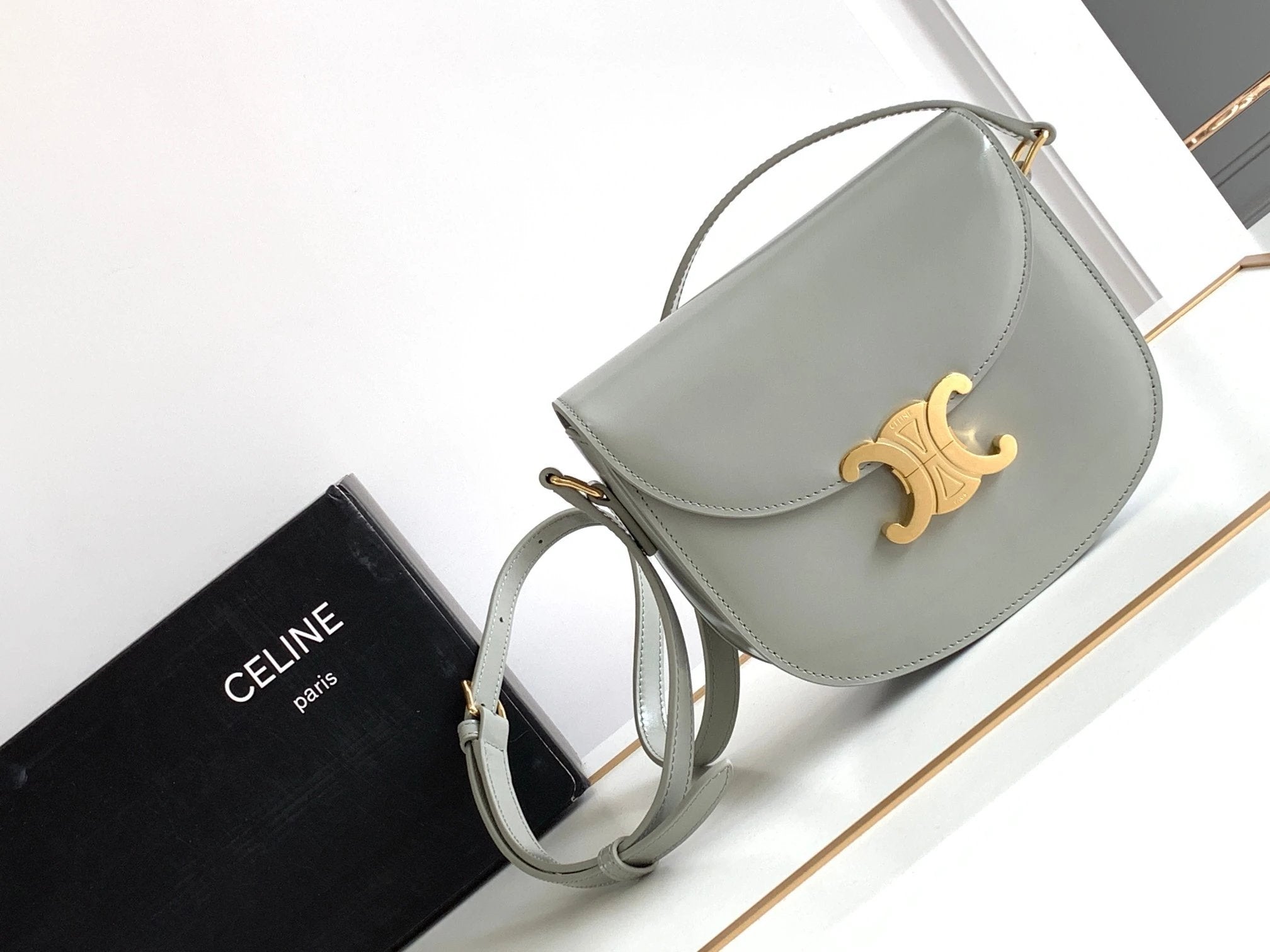 Celine women's bag Top version 【Original Leather High Version】2022New Online Popular Bags Recommend Early Autumn New Triomphe Arc De Triomphe Saddle Bag Horseshoe Bag round Crossbody Bag Cattle Leather Bag110413