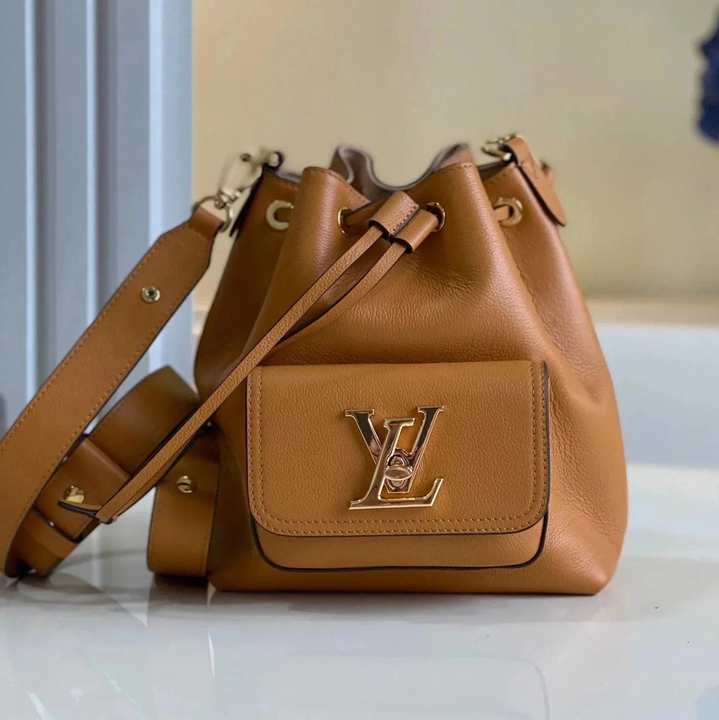 Louis Vuitton LV Backpack Top version M57687Black M54688Gray M57689Brown LOCKMEBUCK Drawstring Twistlock Lock Bucket Bag Full Leather Shoulder Crossbody Handbag