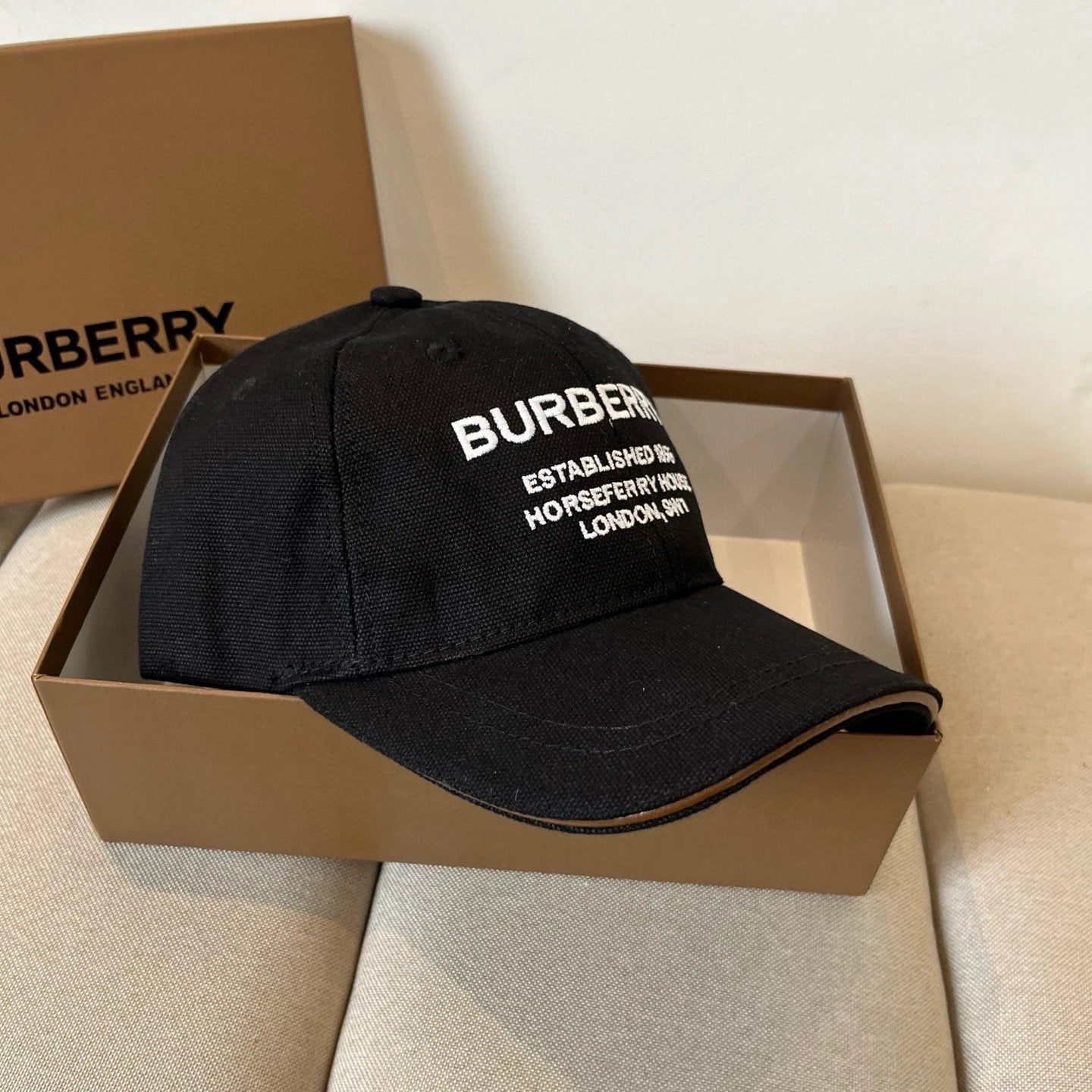 Burberry Hat Embroidery logo Baseball Cap Sunshade Sun Protection Duckbill Cap Large Head Circumference Slimming Face Curved Brim Versatile Sports Hat for Men and Women Couples Same Style