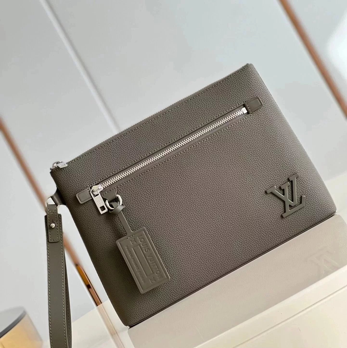 Louis Vuitton LV Wallets/Clutches 【Original Factory zp Level】M69837Men's Leather Clutch IPAD Protective Sleeve Buggy Bag aerogarmtakeoff Clutch Underarm Bag Litchi Pattern First Layer Cowhide Letter Tag M81735Green M69837Blue M69837Yellow M6983