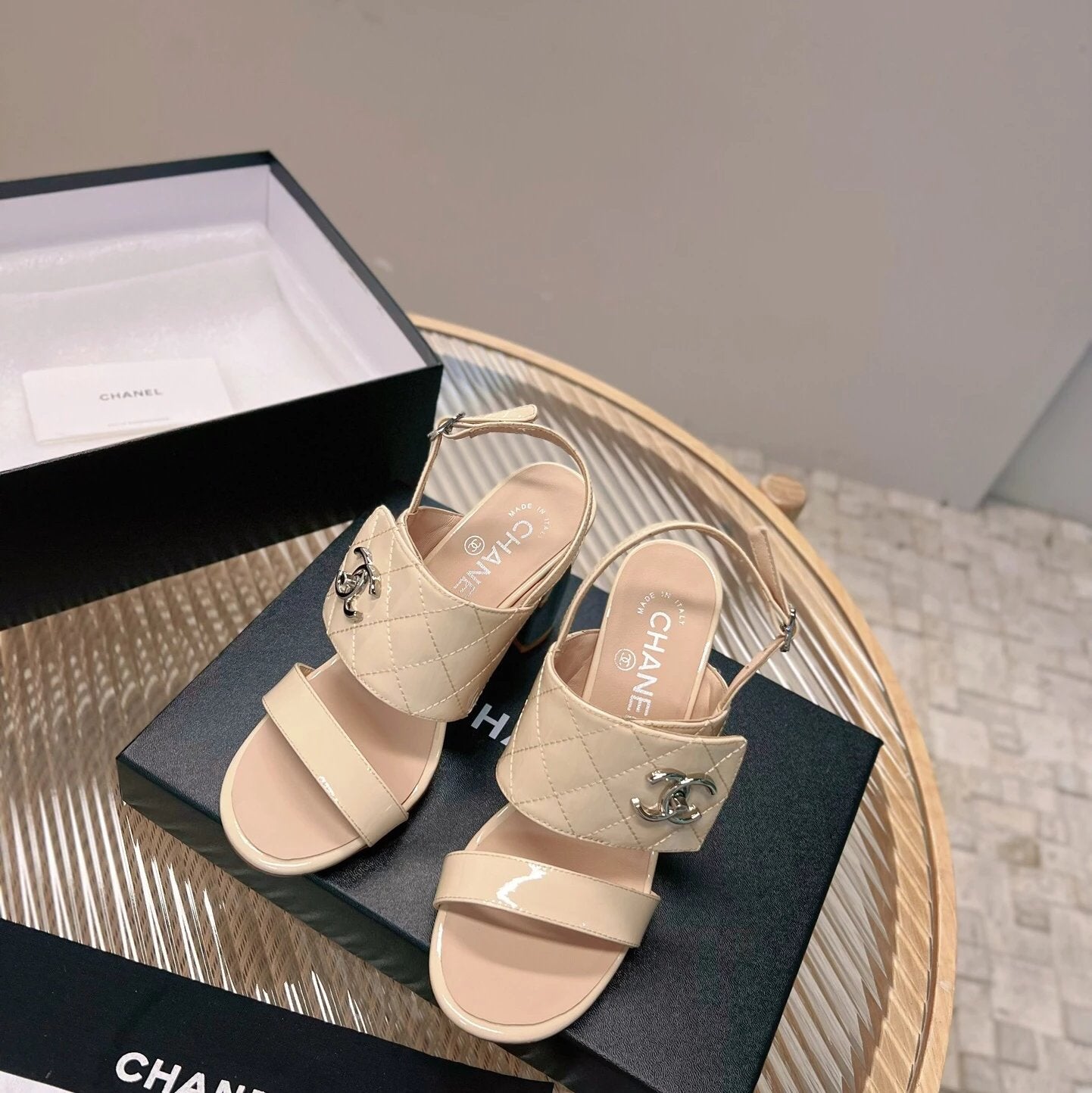 Chanel Shoes Spring/Summer New Classic Rhombus High Heel Sandals
Material Worker:Artistic Lamb Leather Stitching Patent Leather Lining Is Sheepskin Material Super Soft Very Soft Comfortable Italy A Grade Dyed Transparent Leather Outsole➕Post-Electric Plat