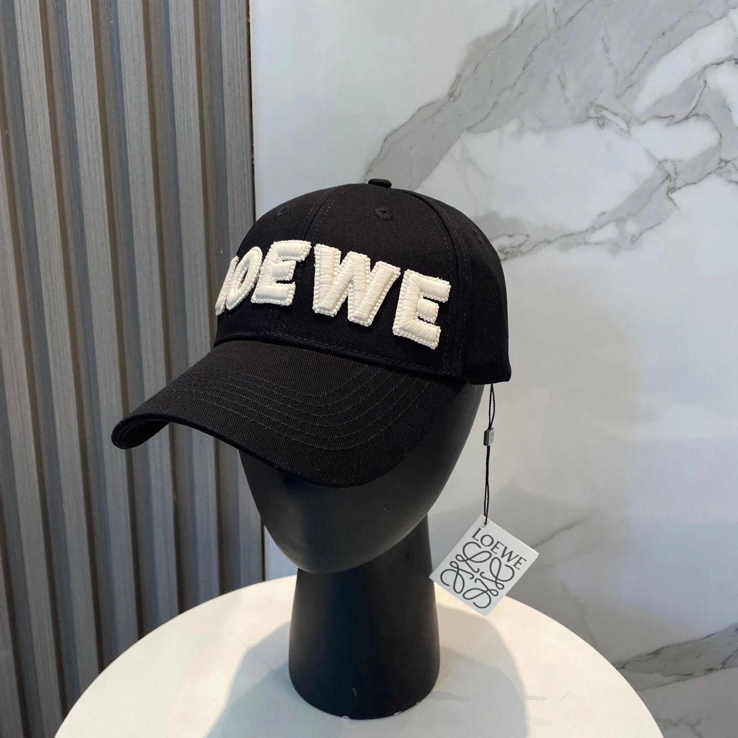 LOEWE Hat Minimalist Embroidery logo Baseball Cap Sunshade Sun Protection Duckbill Cap Large Head Circumference Slimming Face Curved Brim Versatile Sports Hat for Men and Women Couples Same Style