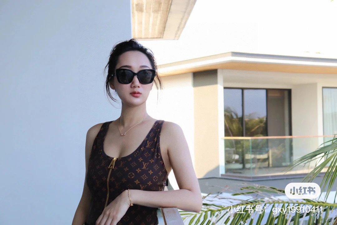 Louis Vuitton LV Swimsuit Old Flower Zipper One-Piece Bikini Swimsuit Sexy Small Chest Gathered Beach Pool Backless White Women's Swimwear Vacation Hot Spring