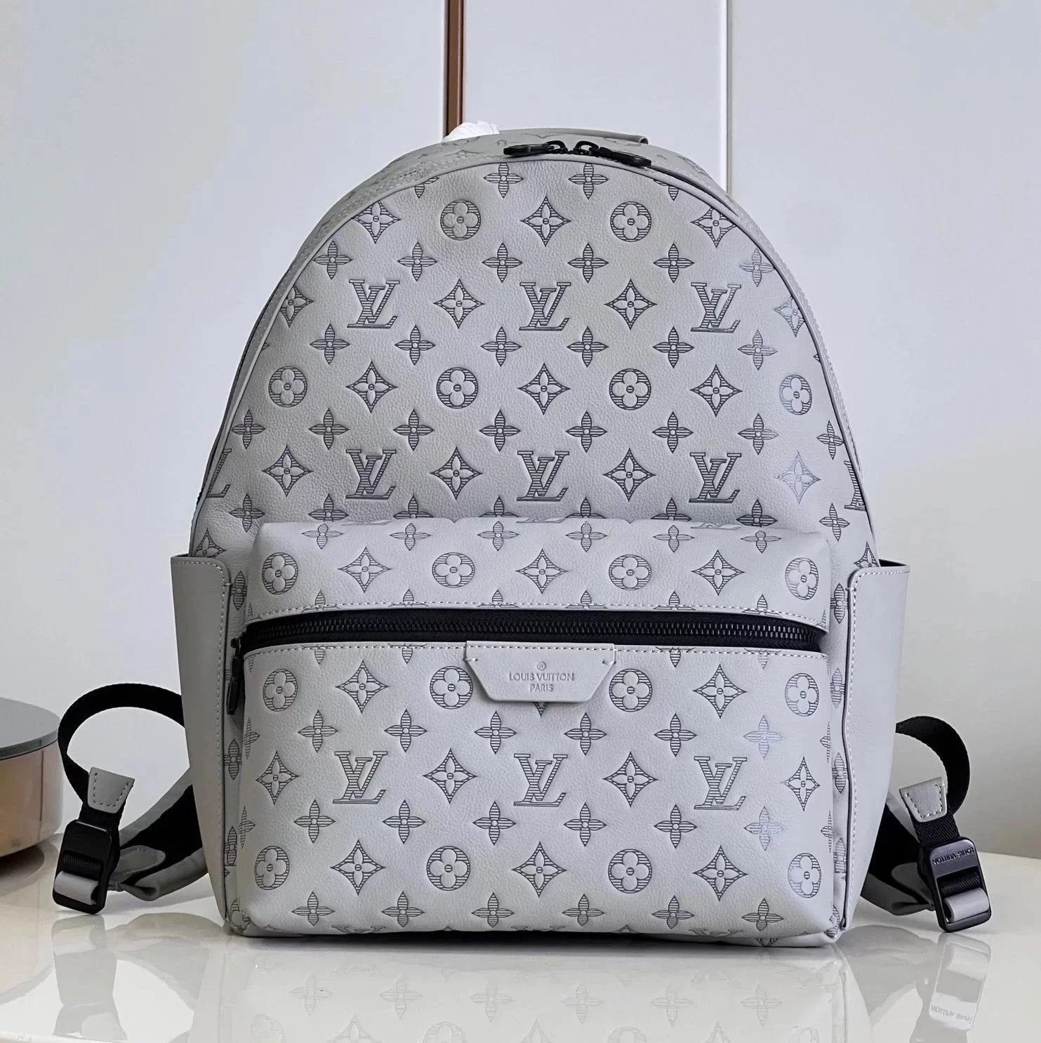Louis Vuitton LV Backpack Top version 【Level】Original Black Presbyopic Discovery Embossed Backpack Travel Bag M46553Black M46557Gray Men's Backpack Hiking Backpack New Backpack