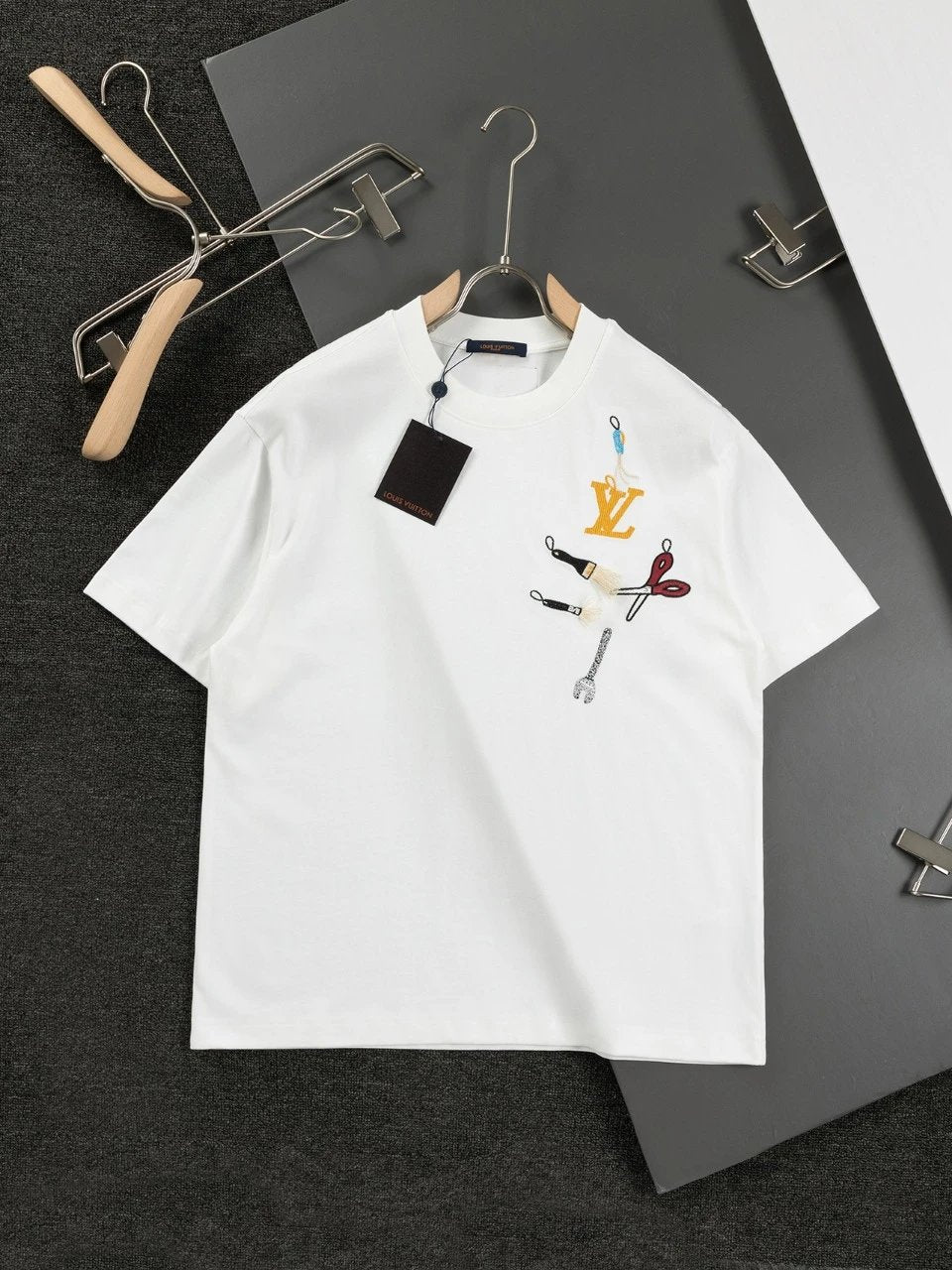Louis Vuitton LV T-shirt Chest Tool Pattern Embroidery logo round Neck Short Sleeve25ss New pure cotton T Unisex T-Shirt OS Drop Shoulder Loose Fit Base Shirt Top T-Shirt Short Sleeve