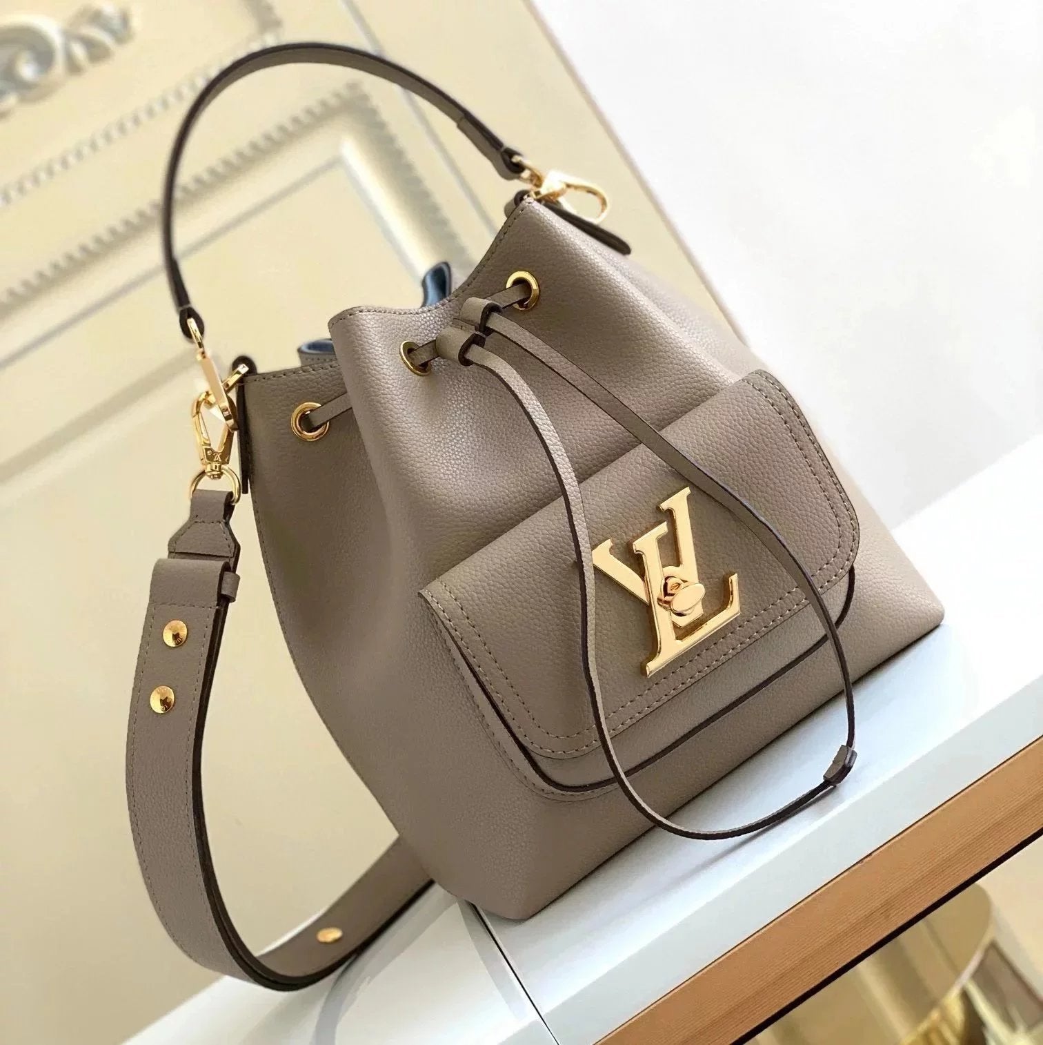 Louis Vuitton LV Backpack Top version M57687Black M54688Gray M57689Brown LOCKMEBUCK Drawstring Twistlock Lock Bucket Bag Full Leather Shoulder Crossbody Handbag