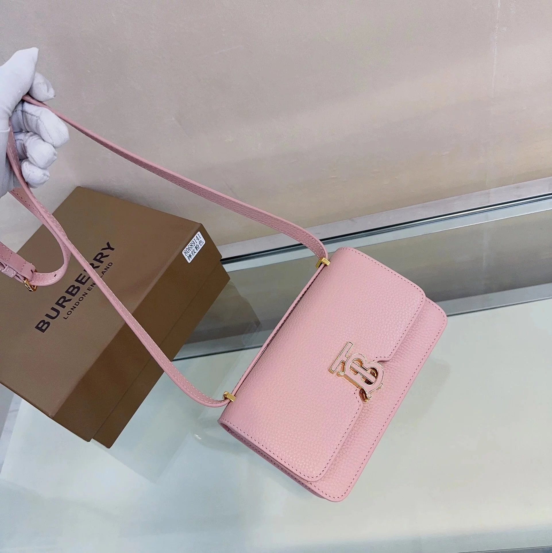 Burberry Women's Bag Top version Latest Exclusive Logo Twist Lock Bag,Made of Italian Tanned Grain Leather,Match Ding B Exclusive Logo Lock.Very Unique.Small and Solid Back Bag Type,The Capacity Is Not Small20x5.5x12.5cm Model914163