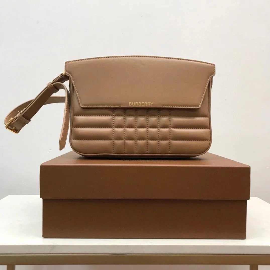 Burberry Women's Bag Top version 【Original Custom】bbr New Catwalk Catherine Embossed Logo Magnetic Snap Flap Closure Plaid Cowhide Decorative Shoulder Messenger Bag Women's Bag Women's Bag