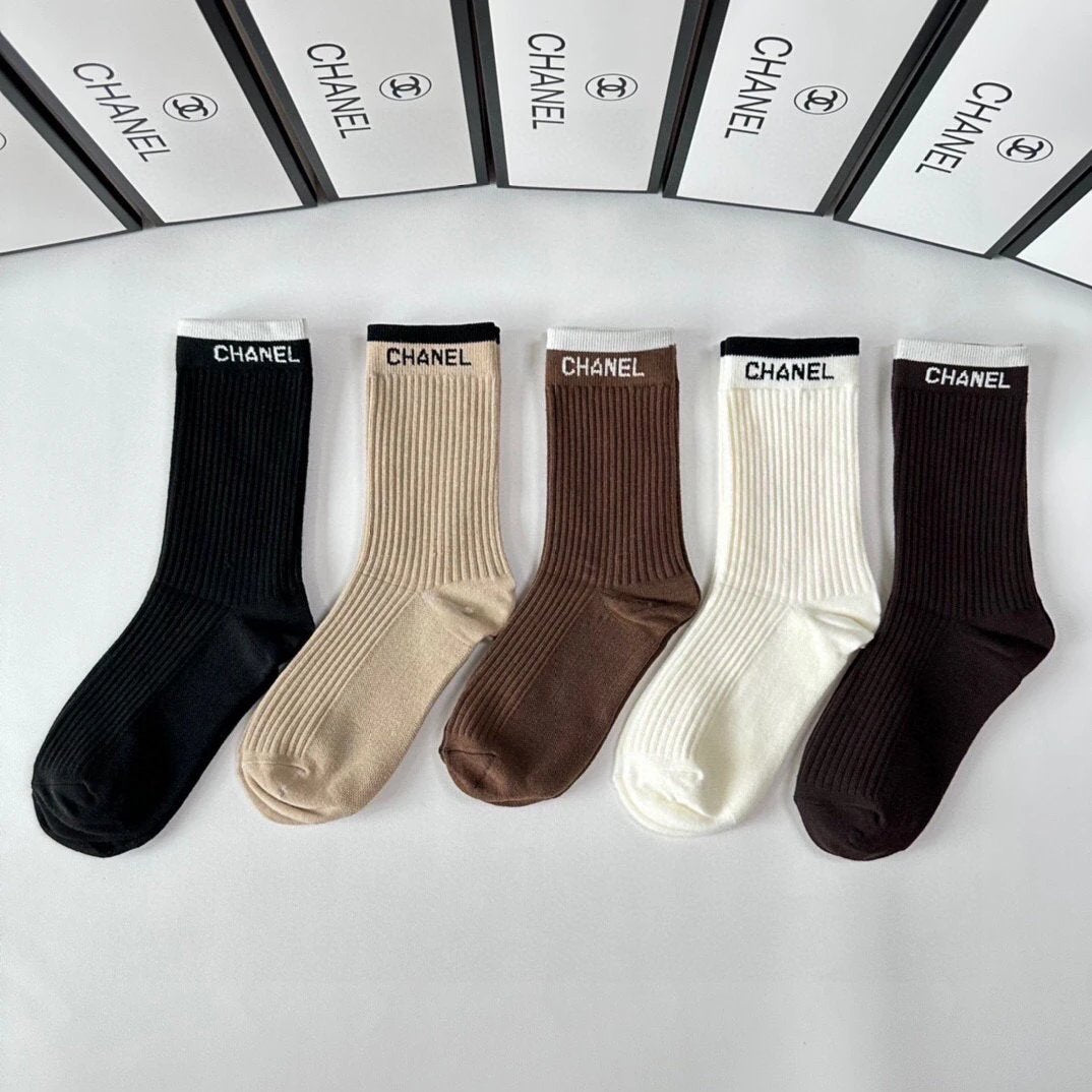 Chanel Sock Casual Socks High Quality Fashion Fashion Brand with Counter Packaging
New Long Tube Bunching Socks Socks！Five Pairs Per Box，Counter Synchronization Stockings Socks，Big Brand out of the Street，Trendy Must-Have Super Easy to Match