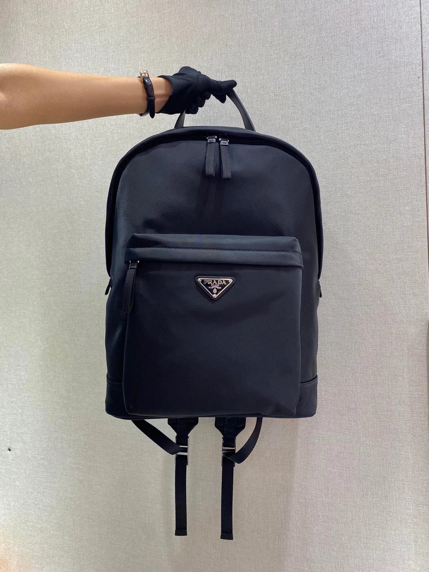 PRADA Bag Top version Version Recycled Nylon Multifunctional Backpack Schoolbag Backpack Sports Bag Travel Bag Schoolbag Travel Bag Men's and Women's Bags Bag2V066A