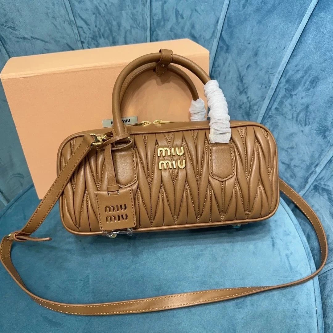 Miu Miu Bag Top version 【Original Leather】New Bowling Bag Miu Home Unique Style Matelasse Sheepskin Bag Small Size Large Size Hand-Held Pleated Sheepskin Leather Women's Bag Box Bag Travel Bag New Women's Bag Pillow Bag Bowling Bag5BB1845BB142