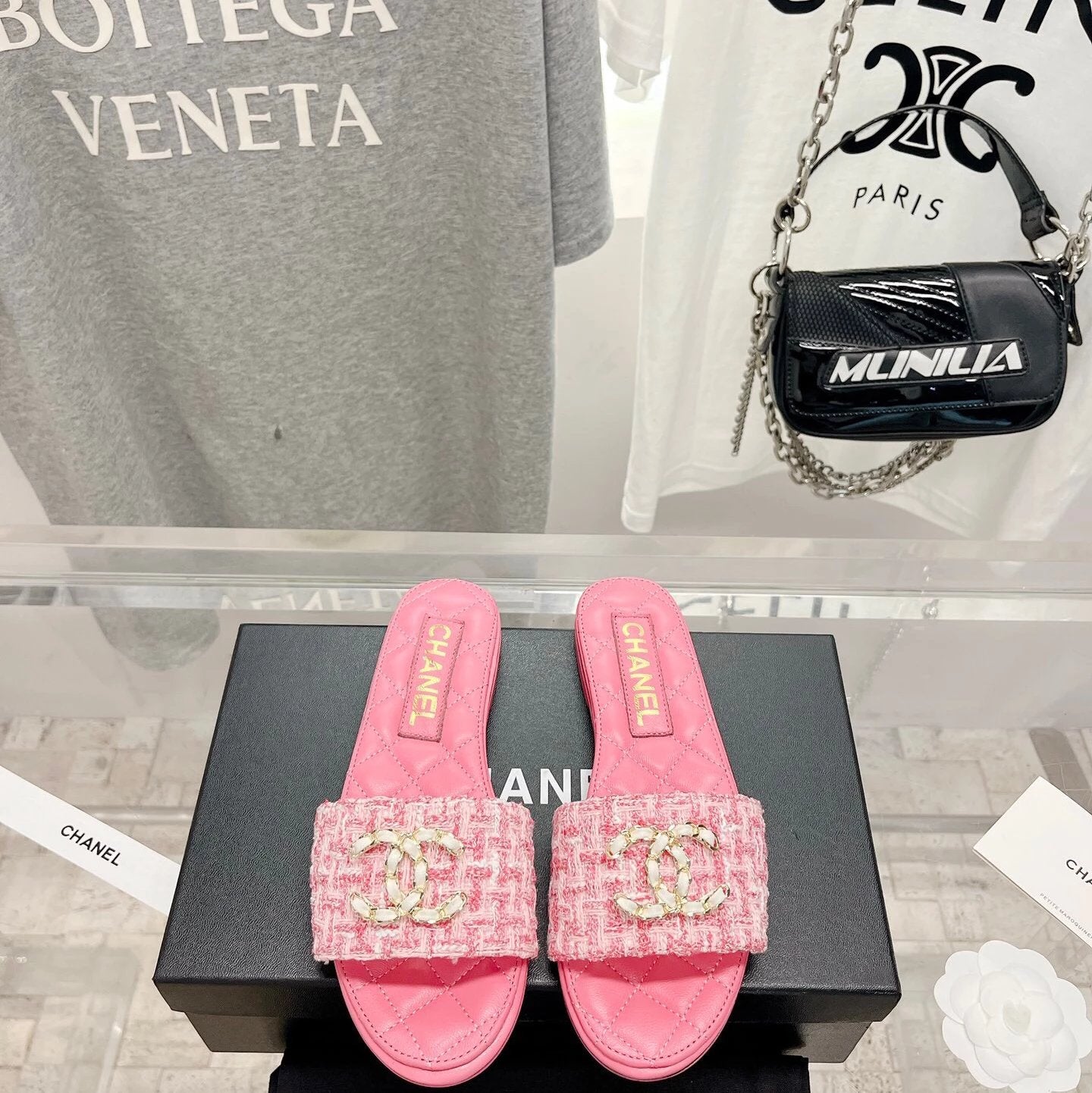 Chanel Shoes High Quality Counter New Mier Slippers
Temperament wild！High-End Quality，It Looks Super Nice on My Feet！
Vamp Woolen Material/Sheepskin Lining Pad
Exquisite Handmade Electric Embroidery
Classic Never out of Date.
Handmade Diamond Grid Stitchi