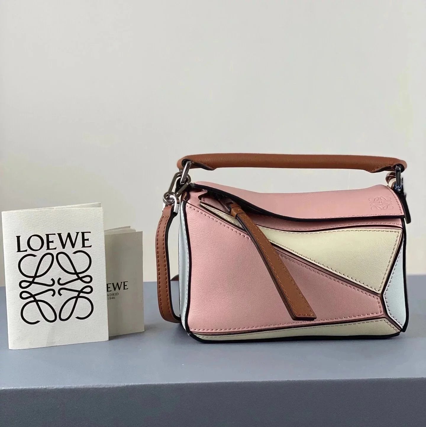 LOEWE Women's Bag Top version 【Level Surrogate Shopping】puzzle Geometric Bag Women's Bag mini18cm Mini Geometric Bag Crossbody Bag Small Size24cm Medium29cm Splicing Box Bag loewe Classic Geometric Crossbody Bag