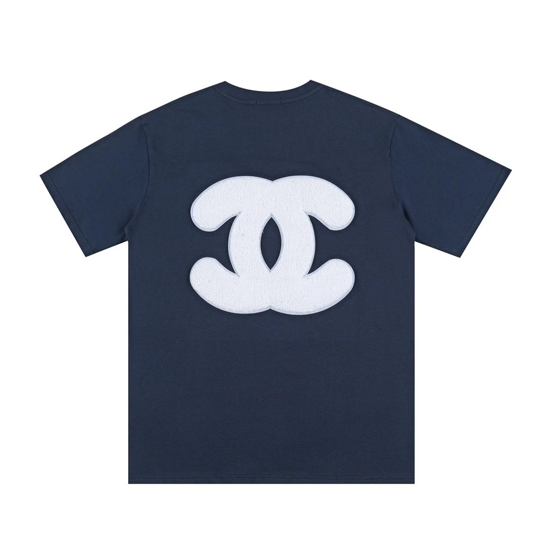 Chanel T-shirt Double c Towel Embroidery Dark Blue T T-shirt
Woven Reactive Black Double Yarn Pure Cotton Fabric！Towel Embroidery Process、Adopt280Gram32S Double Yarn Fabric，Skin-Friendly Touch with Softness and Comfort，Excellent Air Permeability！The Fabri