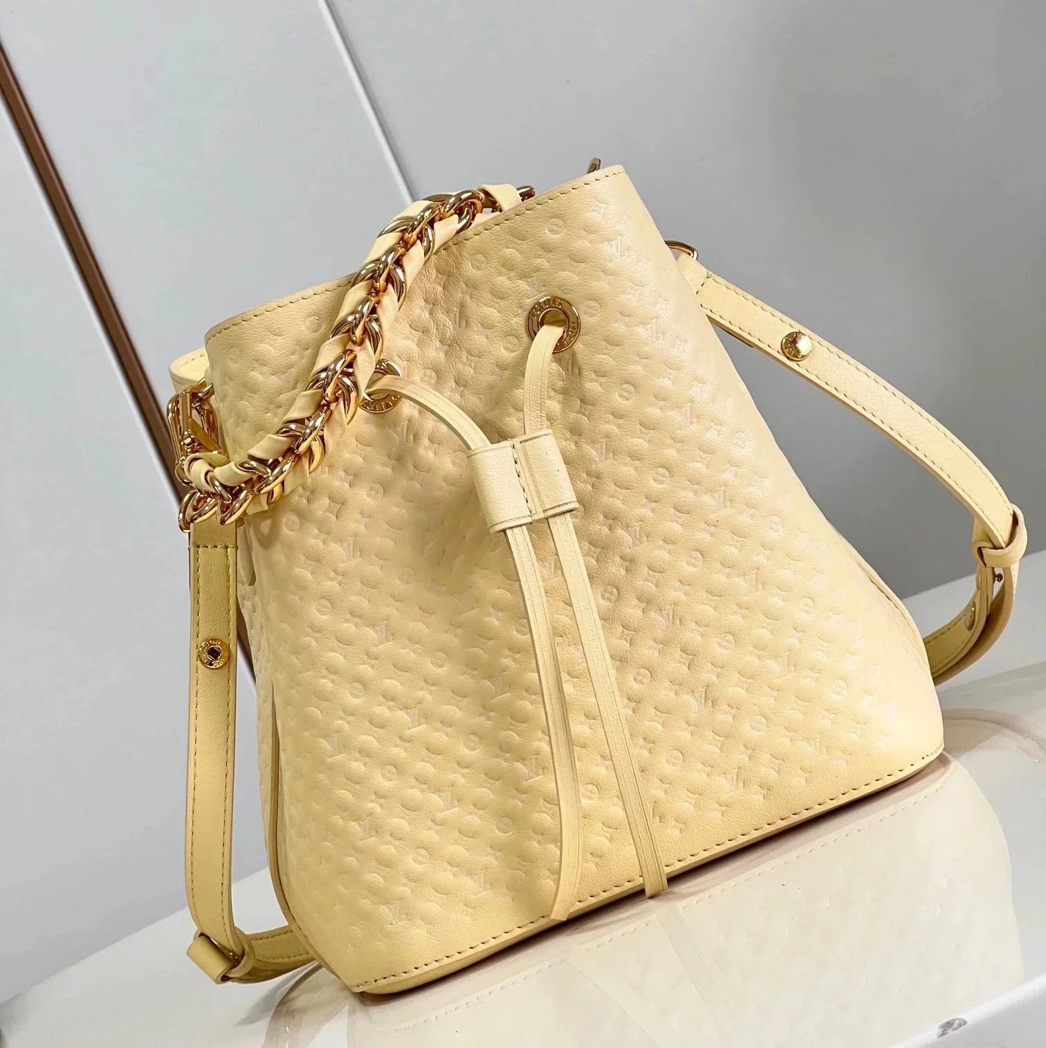 Louis Vuitton LV Women's Bag Top version 【Original Leather】23New Bucket Bag Shoulder Bag Crossbody Bag Chain Bag22599Made of Soft Cow Leather NeoNoéBB The Embossed Flower Pattern of the Bucket Bag Shows a Soft Contrast Color Effect..Bag Chain Leather Elem