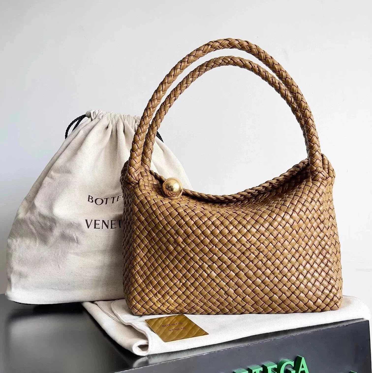 Bottega Veneta Women's Bag Top version 2023Winter Series/The Most Artistic Embodiment Tosca Handbag Metal Golden Ball Replaced with Malachite Collection Grade Woven Bag Hand Woven Handbag