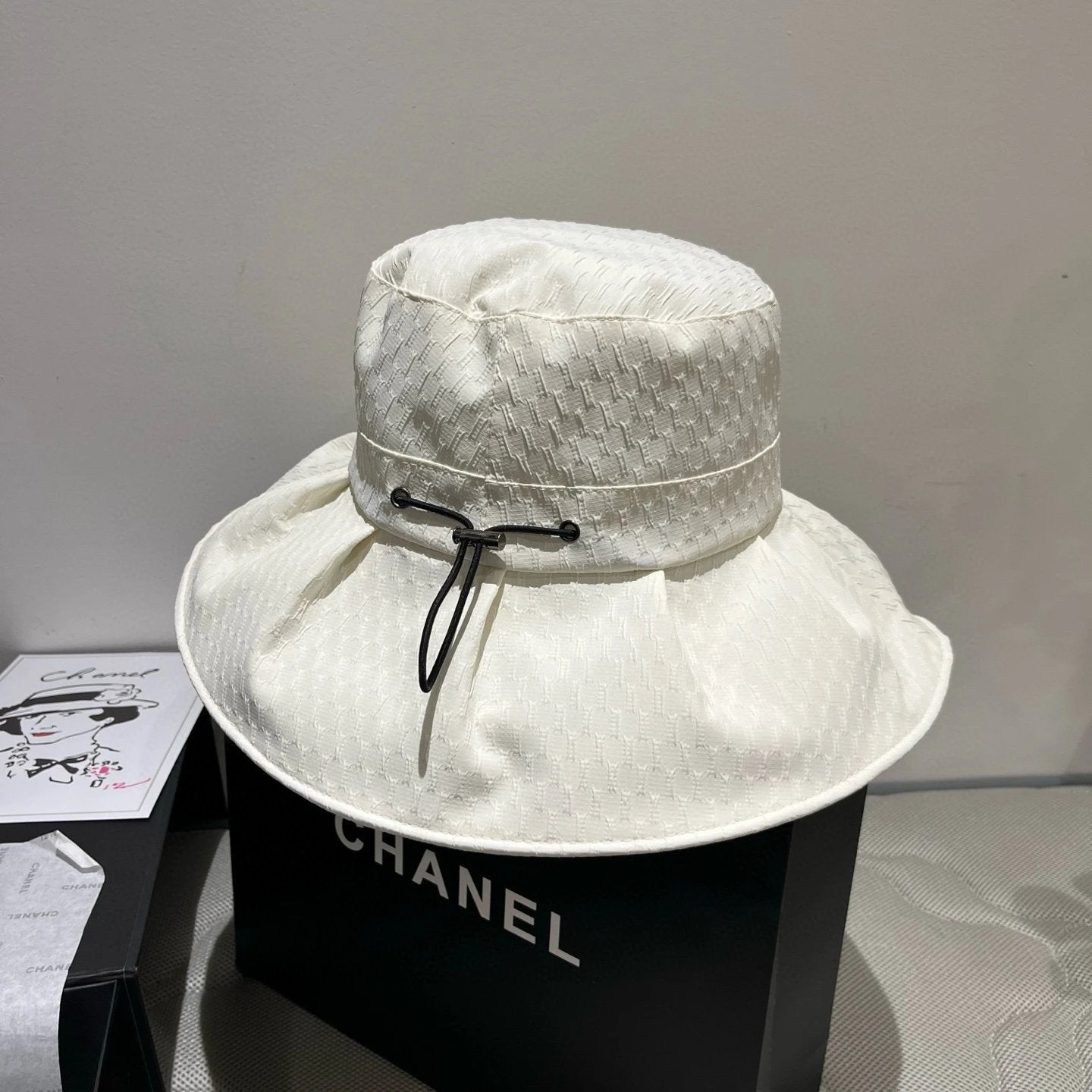 PRADA Hat Letter Stickers logo Fisherman Hat Casual Sun Protection UV Protection Plain Face Covering Sun Hat Outdoor Versatile Flat Top Bucket Hat