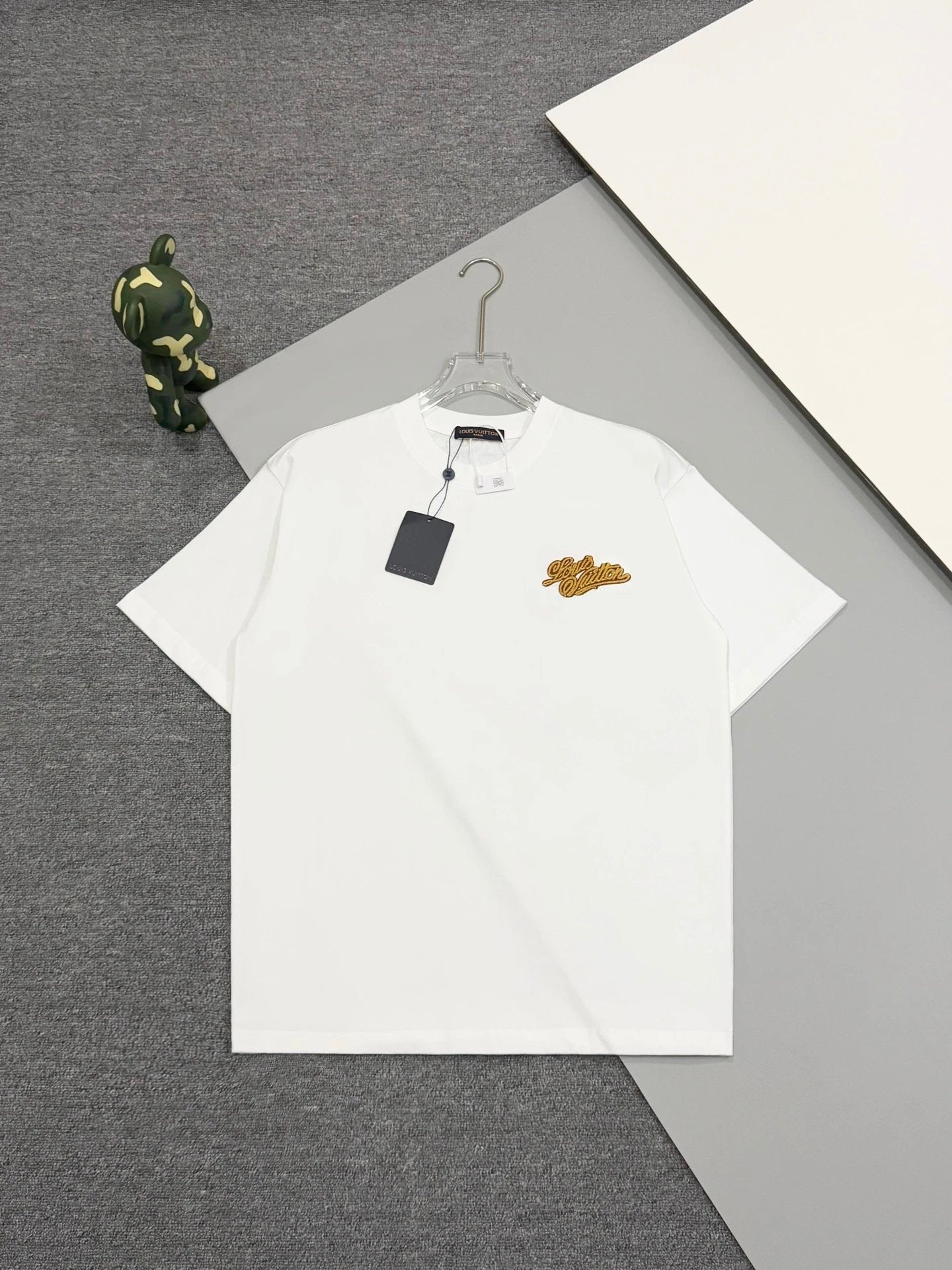 Louis Vuitton LV T-shirt Front and back golden embroidery logo round Neck Short Sleeve25ss New pure cotton T Unisex T-Shirt OS Drop Shoulder Loose Fit Base Shirt Top T-Shirt Short Sleeve