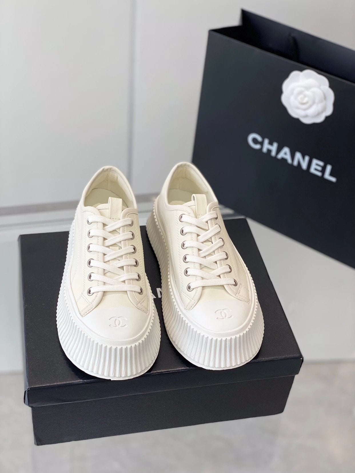 Chanel Shoes Leather Surface Burst Single Biscuit Shape Shoes l Thick Bottom Muffin Canvas Shoes！
Recommended❗️Vamp Imported Canvas Casual and Versatile Platform Height Increasing Insole5cm Sheepskin Plastic Footpad Original PTU Rubber Combination Outsole