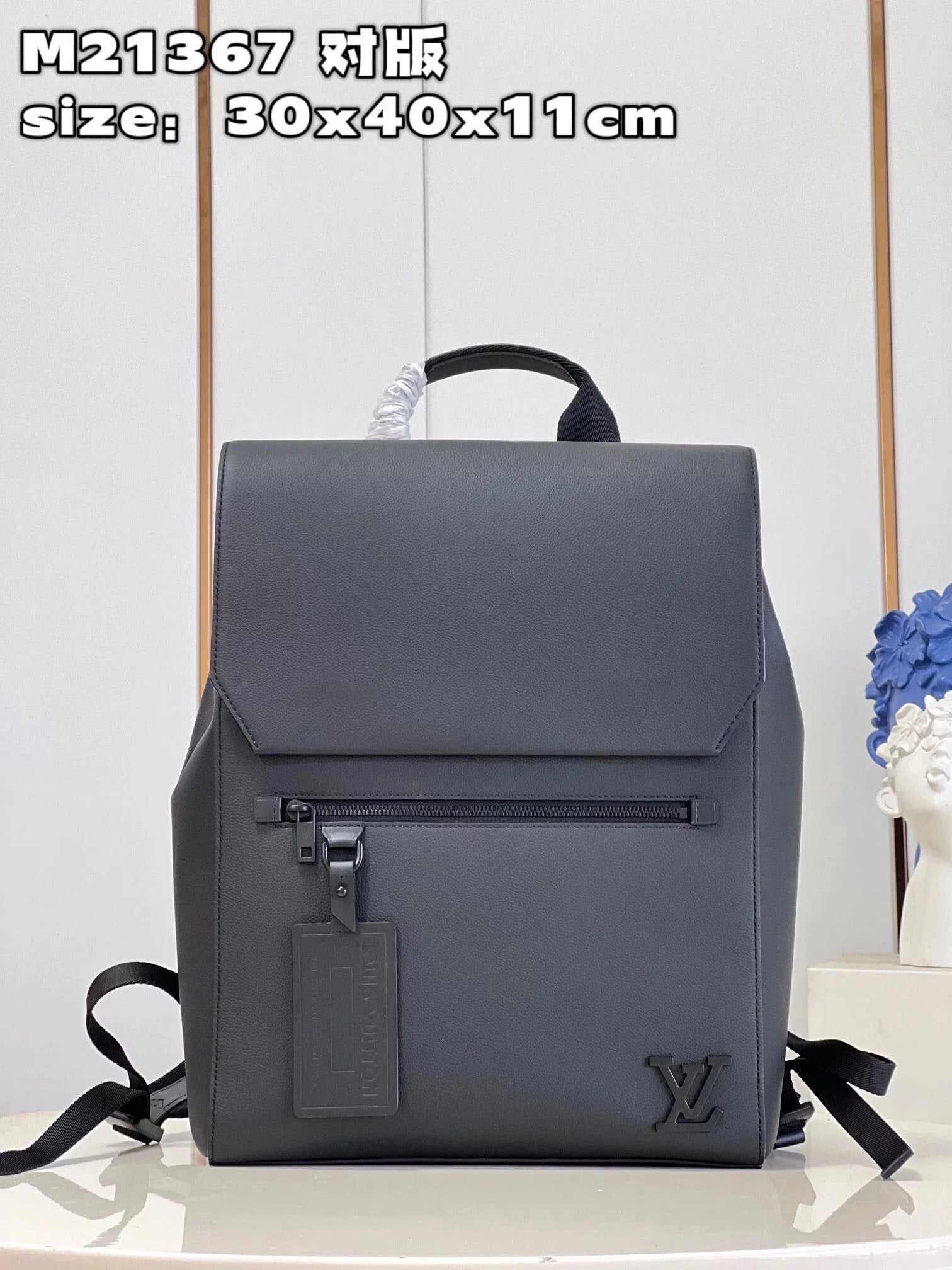 Louis Vuitton LV Backpack Top version 【New Arrivals】FLAP Backpack M21367Black Aerogram Series Uses Cut-out Corner Cowhide Zipper Bags and Compartments to Add Functionality Magnetic Snap Flap for Easy Access to Carry-on Items Shoulder Messenger Bag Travel