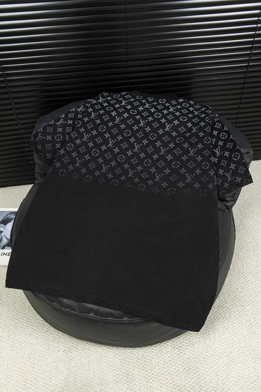 Louis Vuitton LV T-shirt Gradient Print on the Chest logo round Neck Short Sleeve25ss New Pure Cotton Unisex Style T Casual T-Shirt Base Layer Shirt OS Loose Fit Half Sleeve Top Plus Size